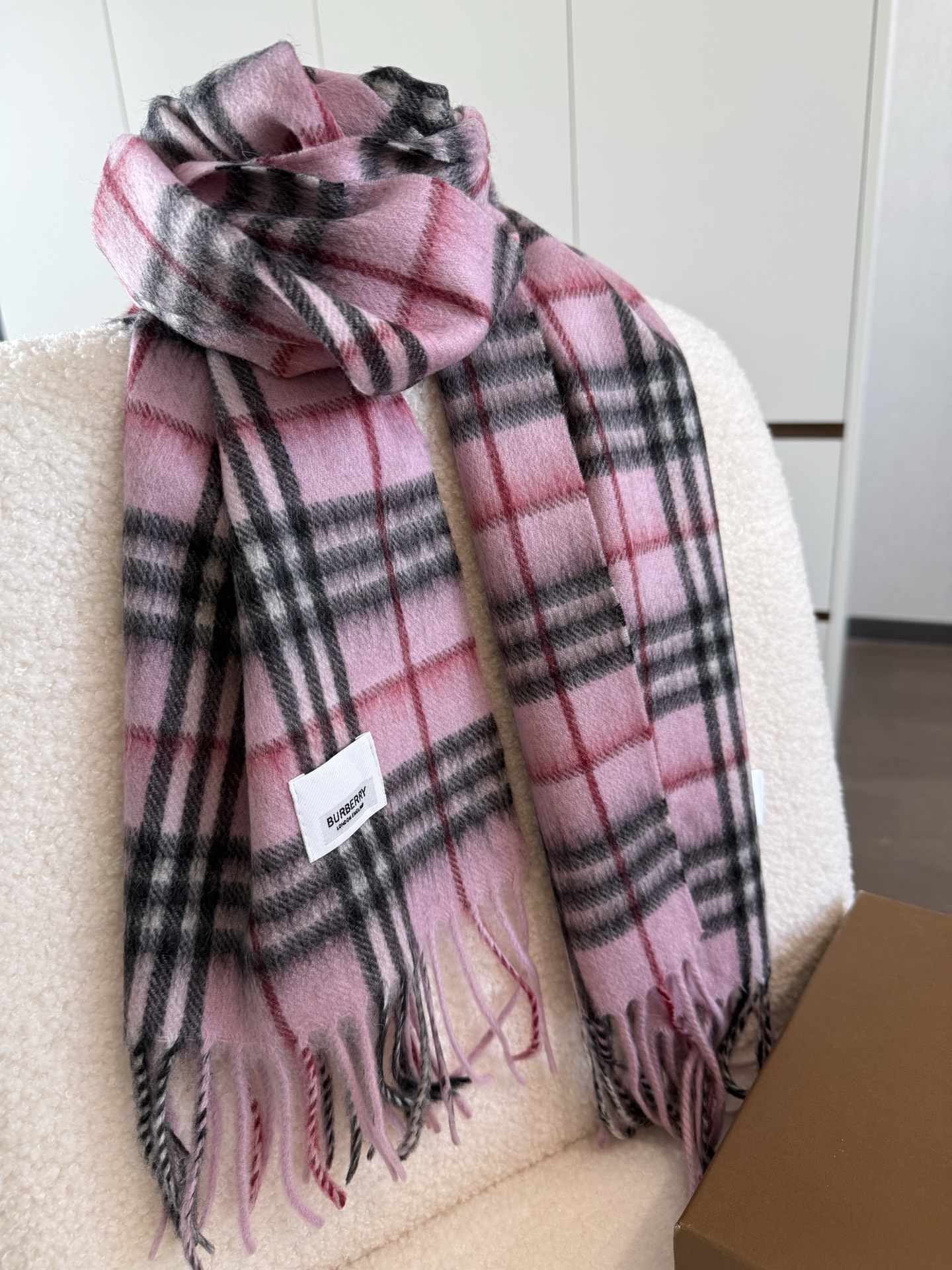 P巴宝莉 新款👏👏超级有品百搭的款，。绝对质量好到爆的超值❗️最新出口🇬🇧男女羊绒围巾.手感细腻度非常好