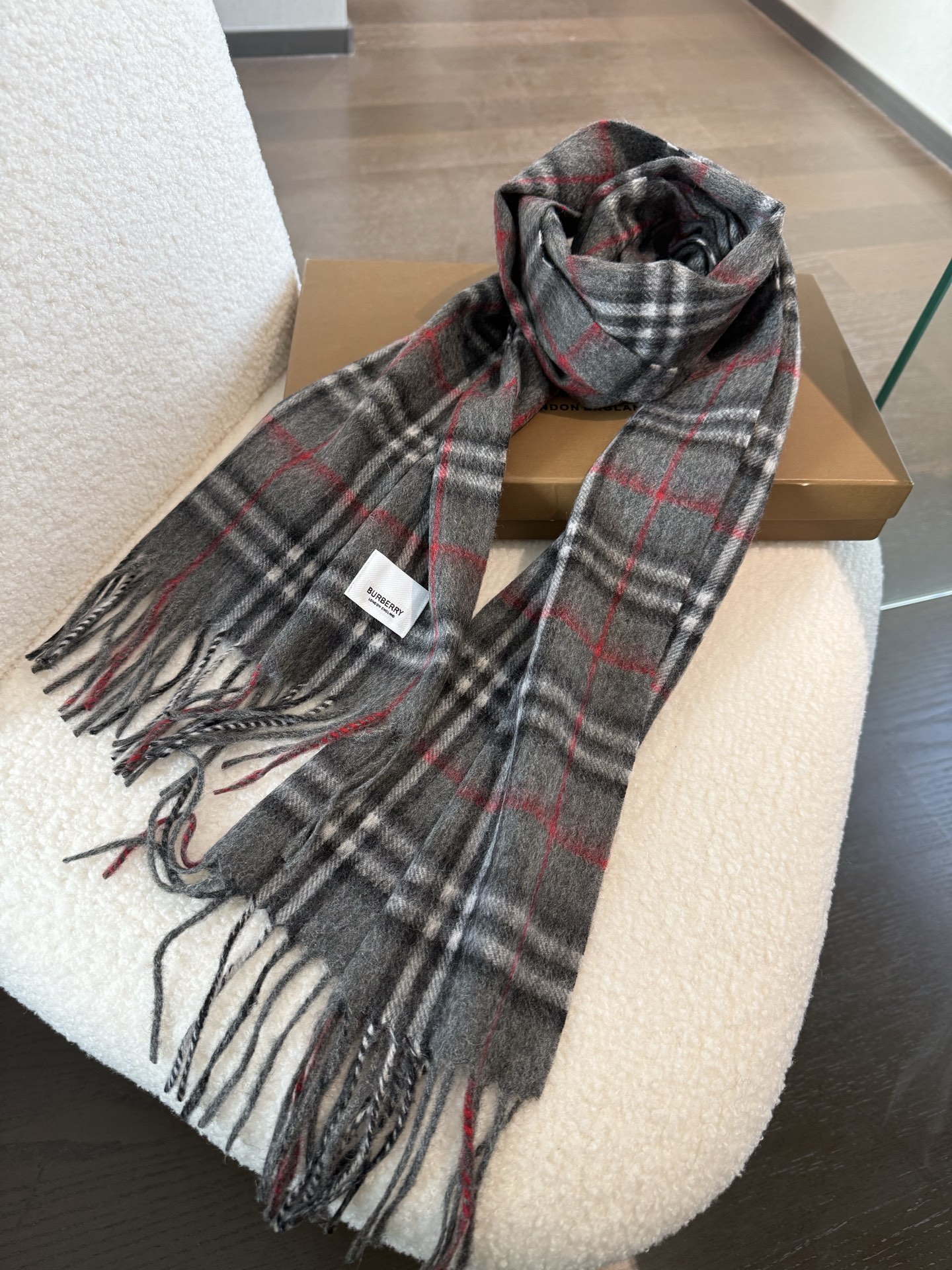 P巴宝莉 新款👏👏超级有品百搭的款，。绝对质量好到爆的超值❗️最新出口🇬🇧男女羊绒围巾.手感细腻度非常好