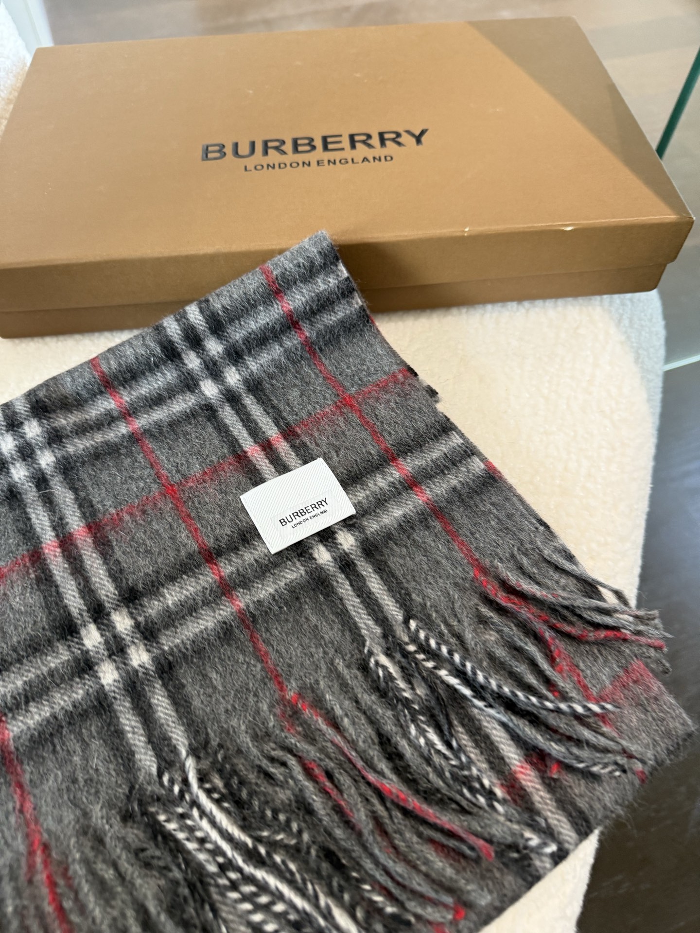 P巴宝莉 新款👏👏超级有品百搭的款，。绝对质量好到爆的超值❗️最新出口🇬🇧男女羊绒围巾.手感细腻度非常好