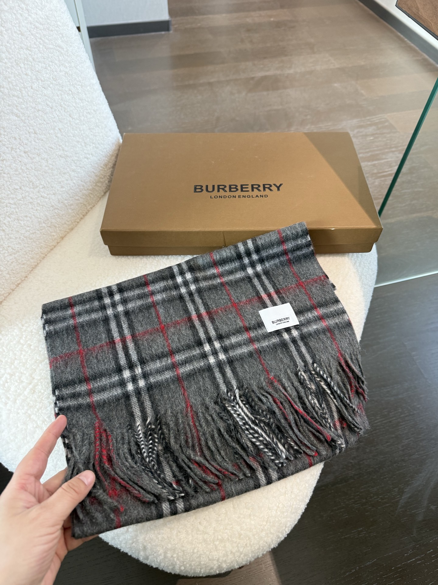 P巴宝莉 新款👏👏超级有品百搭的款，。绝对质量好到爆的超值❗️最新出口🇬🇧男女羊绒围巾.手感细腻度非常好