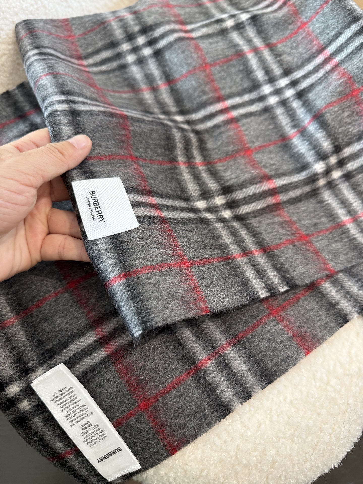 P巴宝莉 新款👏👏超级有品百搭的款，。绝对质量好到爆的超值❗️最新出口🇬🇧男女羊绒围巾.手感细腻度非常好