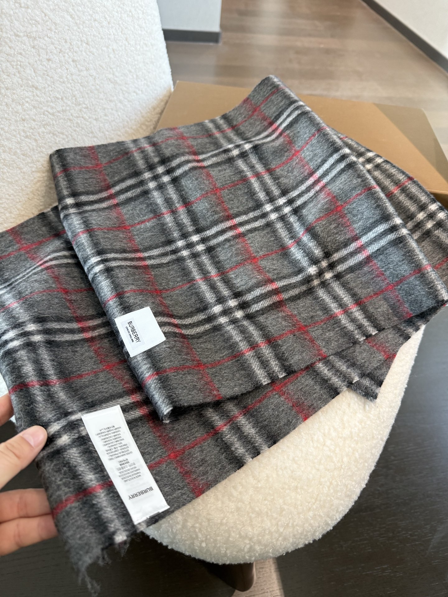 P巴宝莉 新款👏👏超级有品百搭的款，。绝对质量好到爆的超值❗️最新出口🇬🇧男女羊绒围巾.手感细腻度非常好