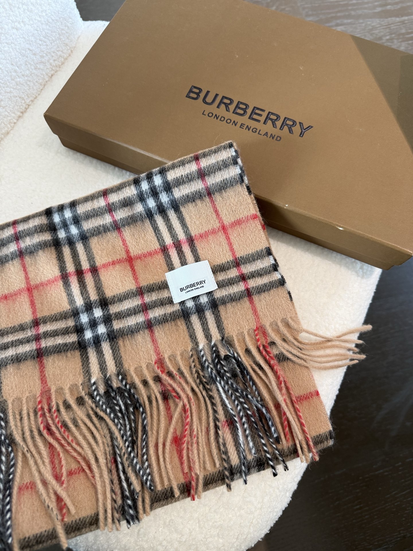 P巴宝莉 新款👏👏超级有品百搭的款，。绝对质量好到爆的超值❗️最新出口🇬🇧男女羊绒围巾.手感细腻度非常好