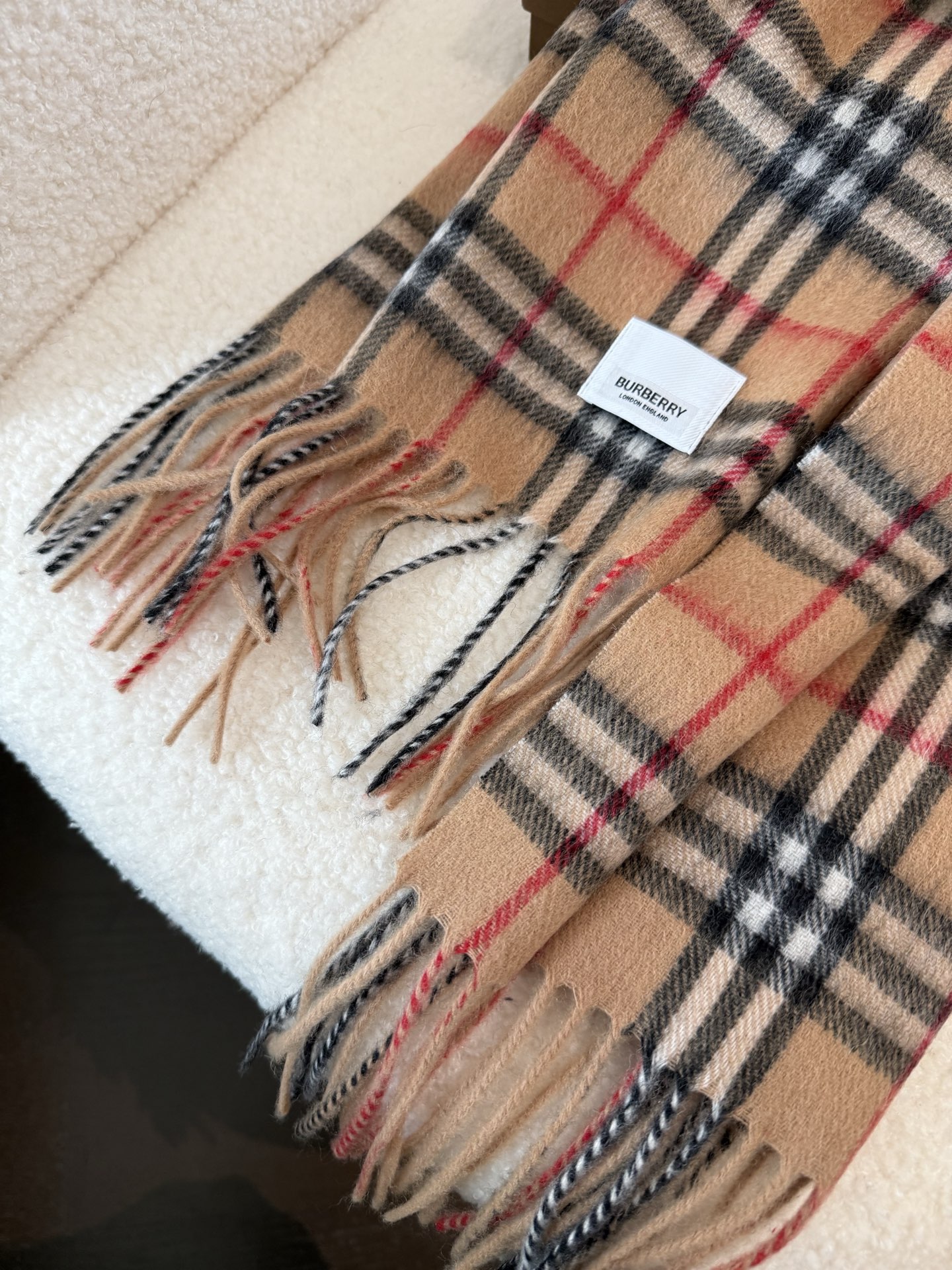 P巴宝莉 新款👏👏超级有品百搭的款，。绝对质量好到爆的超值❗️最新出口🇬🇧男女羊绒围巾.手感细腻度非常好