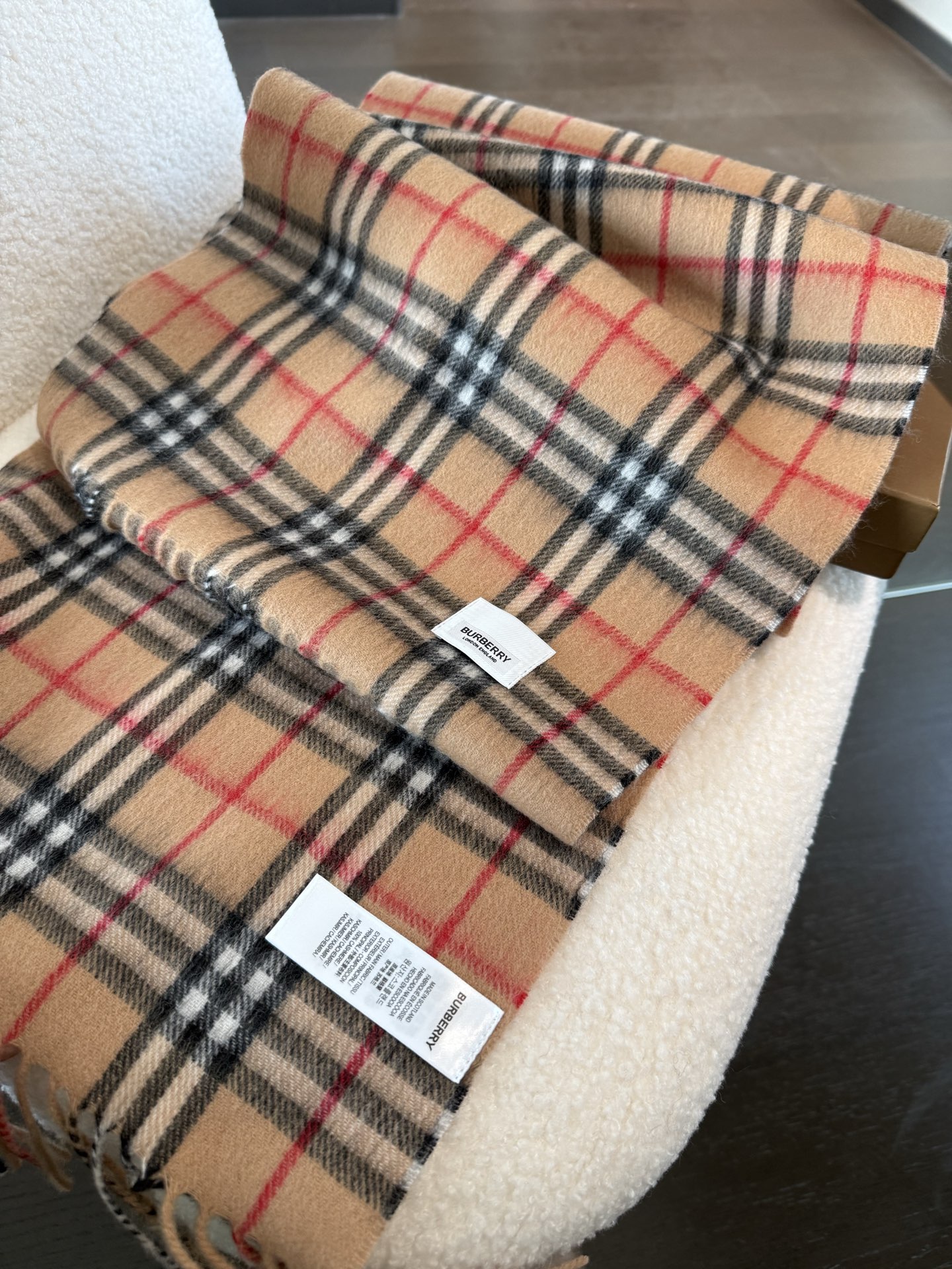 P巴宝莉 新款👏👏超级有品百搭的款，。绝对质量好到爆的超值❗️最新出口🇬🇧男女羊绒围巾.手感细腻度非常好