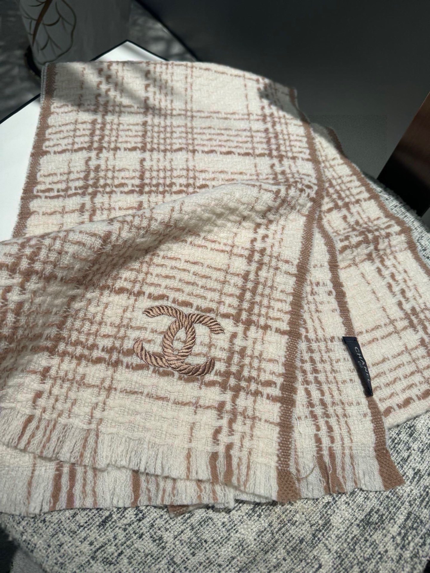 P重磅推荐❗️CHA · 香奈儿秋冬新品 · 羊绒轻缩围巾❗️臻选上乘的山羊绒纤维，耗时耗力，再以清泉水