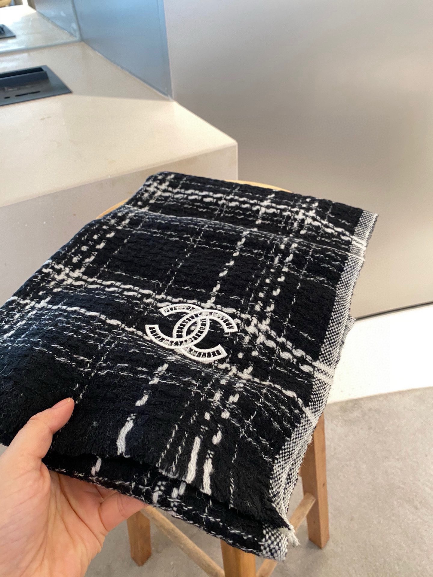 P新款 搭配利器🆕🆕 香奈儿系列货 专供viP 产品 ♥顶级苏格兰进口绵羊毛 纹路织法使围巾赋有弹性且柔