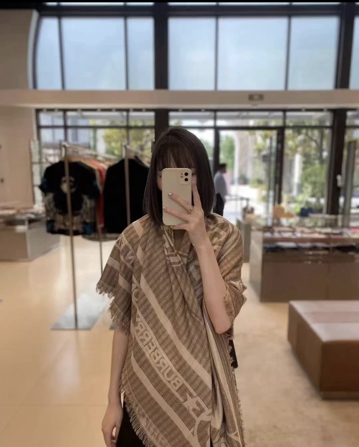 P Burberry 25年秋冬 英国专柜款～～久违了的巴宝莉提花方巾～～～130*130小巧，轻便～～