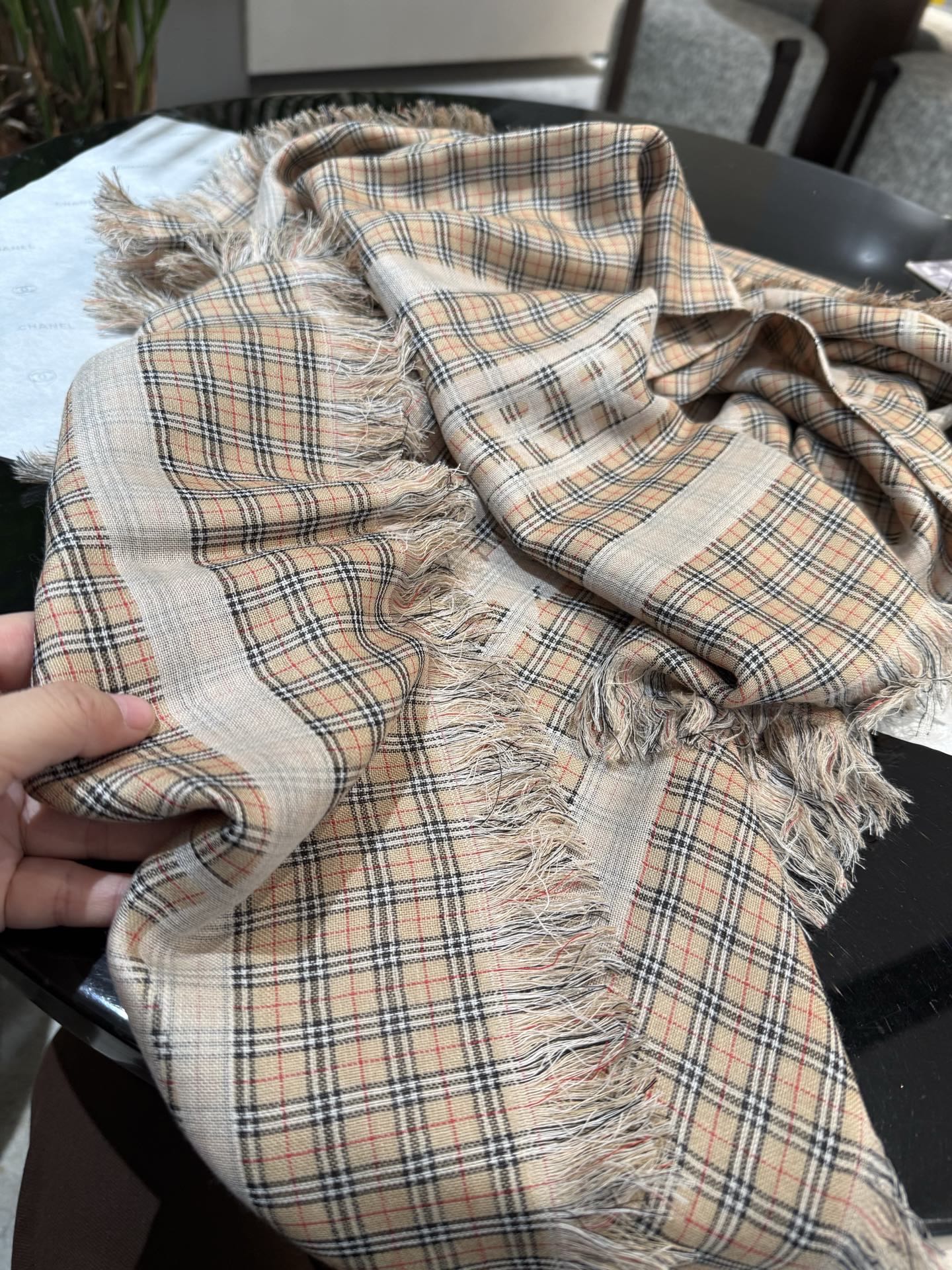 P Burberry 25年秋冬 英国专柜款～～久违了的巴宝莉提花方巾～～～130*130小巧，轻便～～