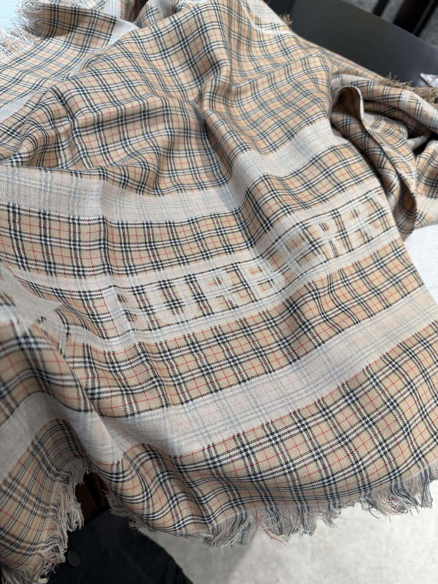 P Burberry 25年秋冬 英国专柜款～～久违了的巴宝莉提花方巾～～～130*130小巧，轻便～～