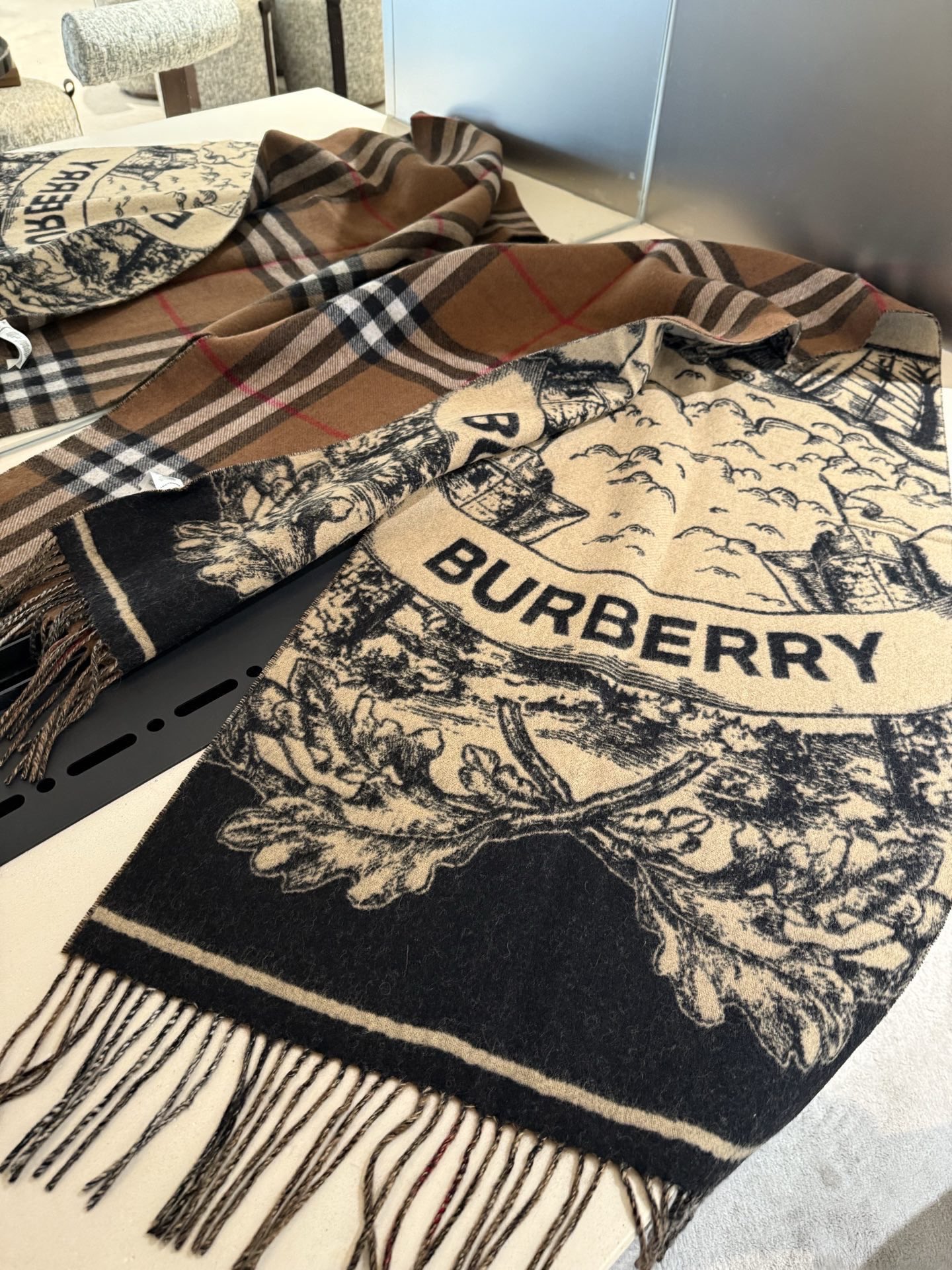 PBurberry 匠心巨作。· 经典大格双面提花羊绒围巾👍完全等于2条围巾‼️品牌首席创意总监Ricc
