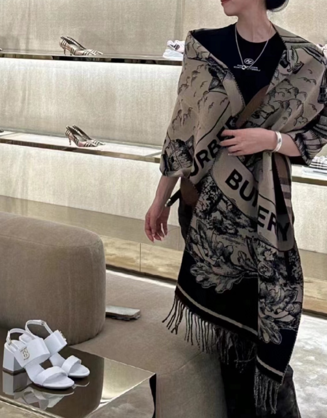 PBurberry 匠心巨作。· 经典大格双面提花羊绒围巾👍完全等于2条围巾‼️品牌首席创意总监Ricc