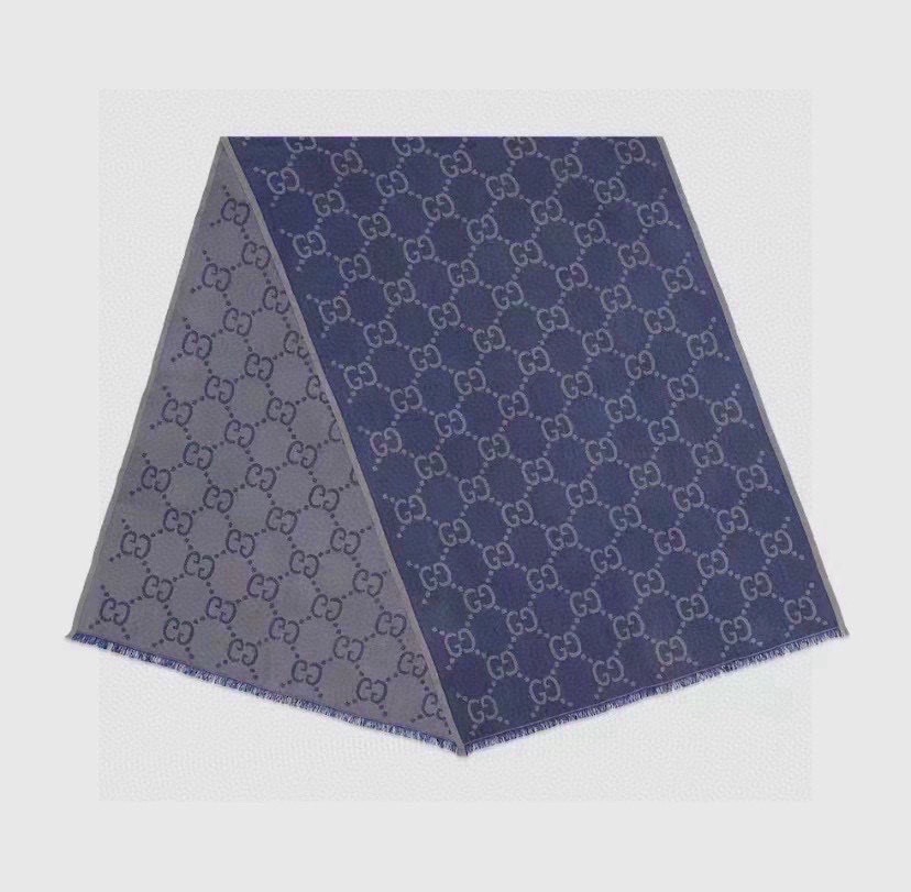 PGucci 图案以字母交织图案的形式，在这款米色和蓝色羊毛桑蚕丝混纺披肩上唯美呈现。米色和蓝色GG羊毛