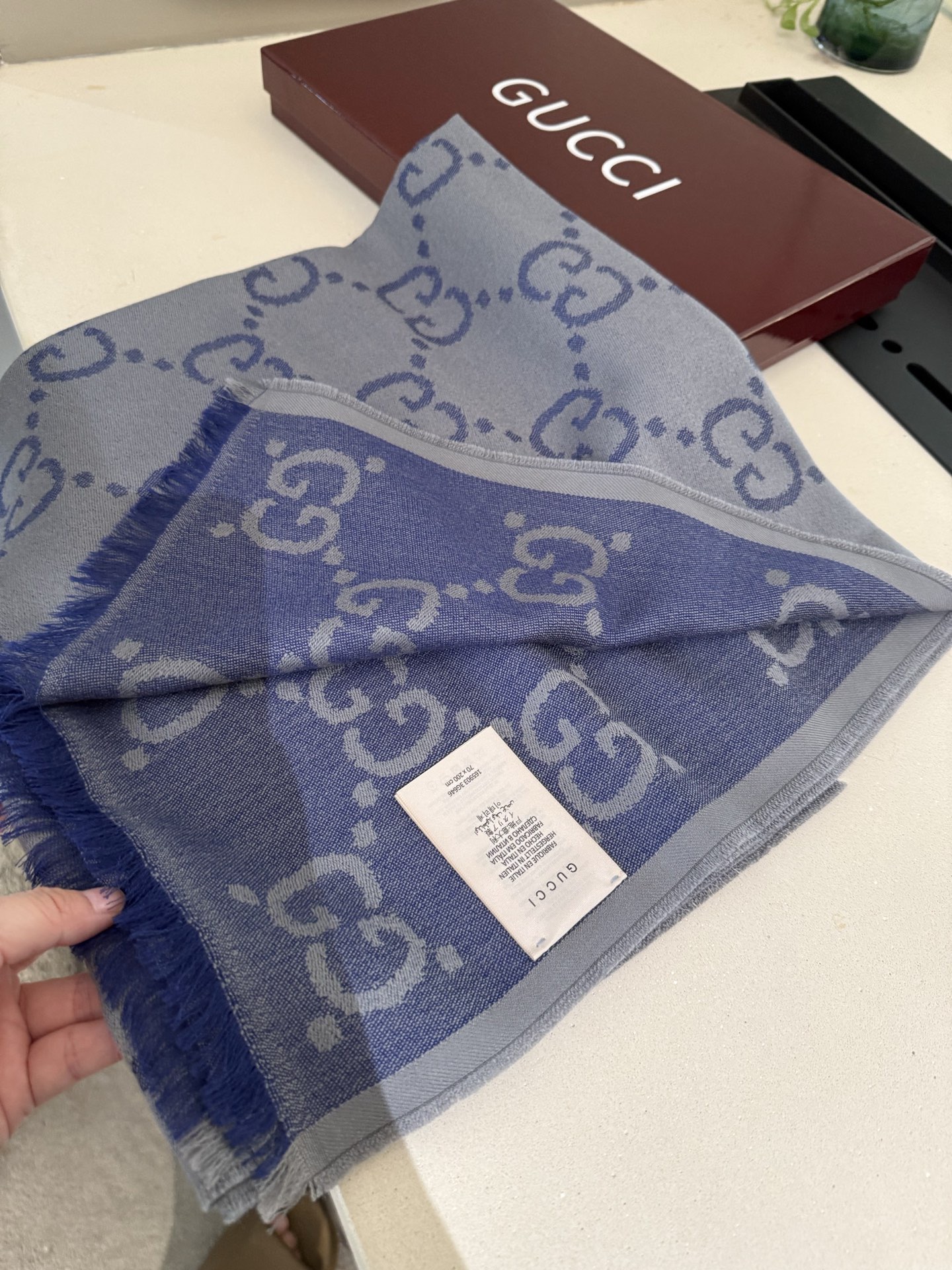 PGucci 图案以字母交织图案的形式，在这款米色和蓝色羊毛桑蚕丝混纺披肩上唯美呈现。米色和蓝色GG羊毛