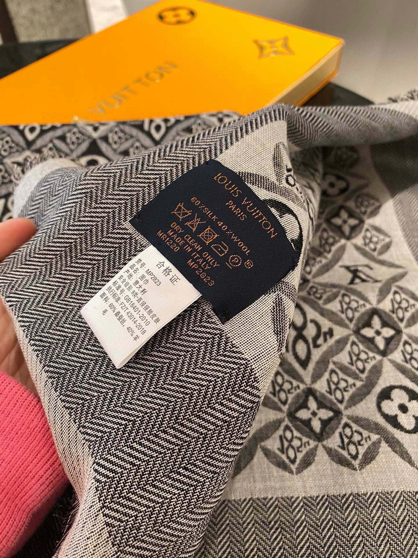 P【方巾】𝐋𝐨𝐮𝐢𝐬 𝐕𝐮𝐢𝐭𝐭𝐨𝐧 MONOGRAM 披肩Nicolas Ghesquière 令 S