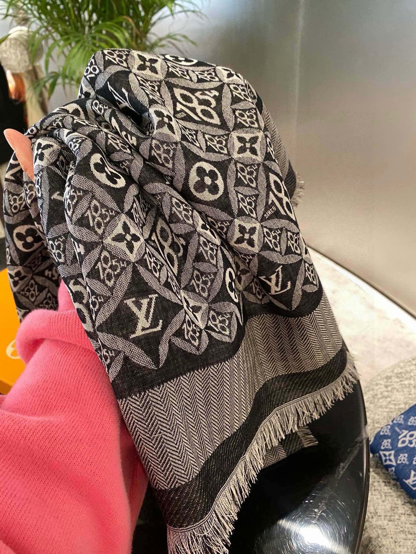 P【方巾】𝐋𝐨𝐮𝐢𝐬 𝐕𝐮𝐢𝐭𝐭𝐨𝐧 MONOGRAM 披肩Nicolas Ghesquière 令 S