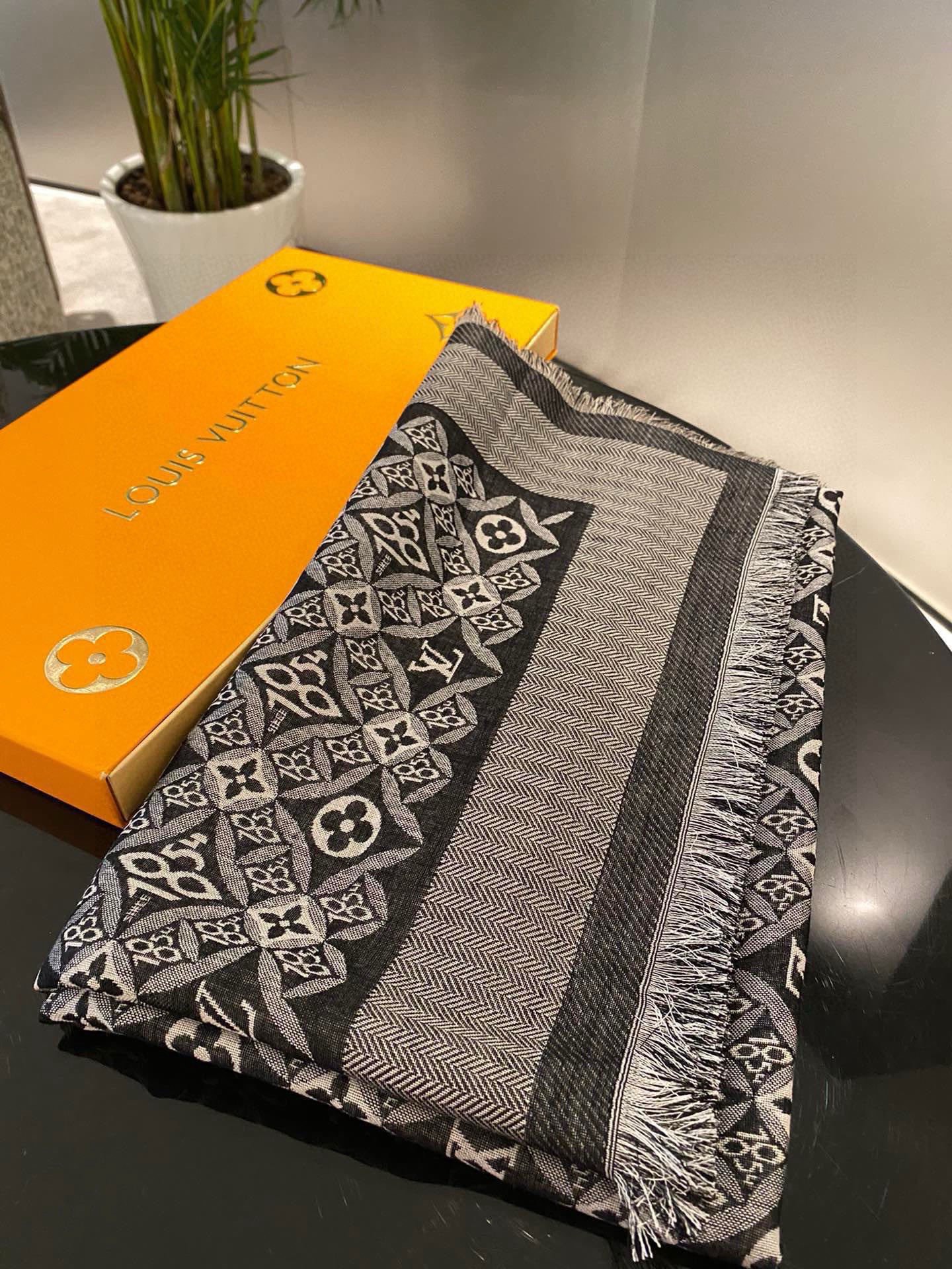 P【方巾】𝐋𝐨𝐮𝐢𝐬 𝐕𝐮𝐢𝐭𝐭𝐨𝐧 MONOGRAM 披肩Nicolas Ghesquière 令 S