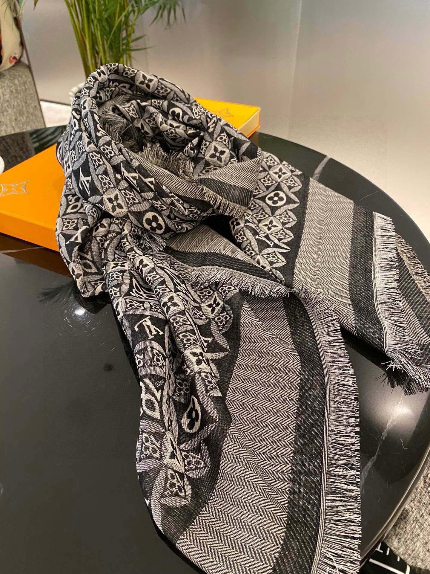 P【方巾】𝐋𝐨𝐮𝐢𝐬 𝐕𝐮𝐢𝐭𝐭𝐨𝐧 MONOGRAM 披肩Nicolas Ghesquière 令 S