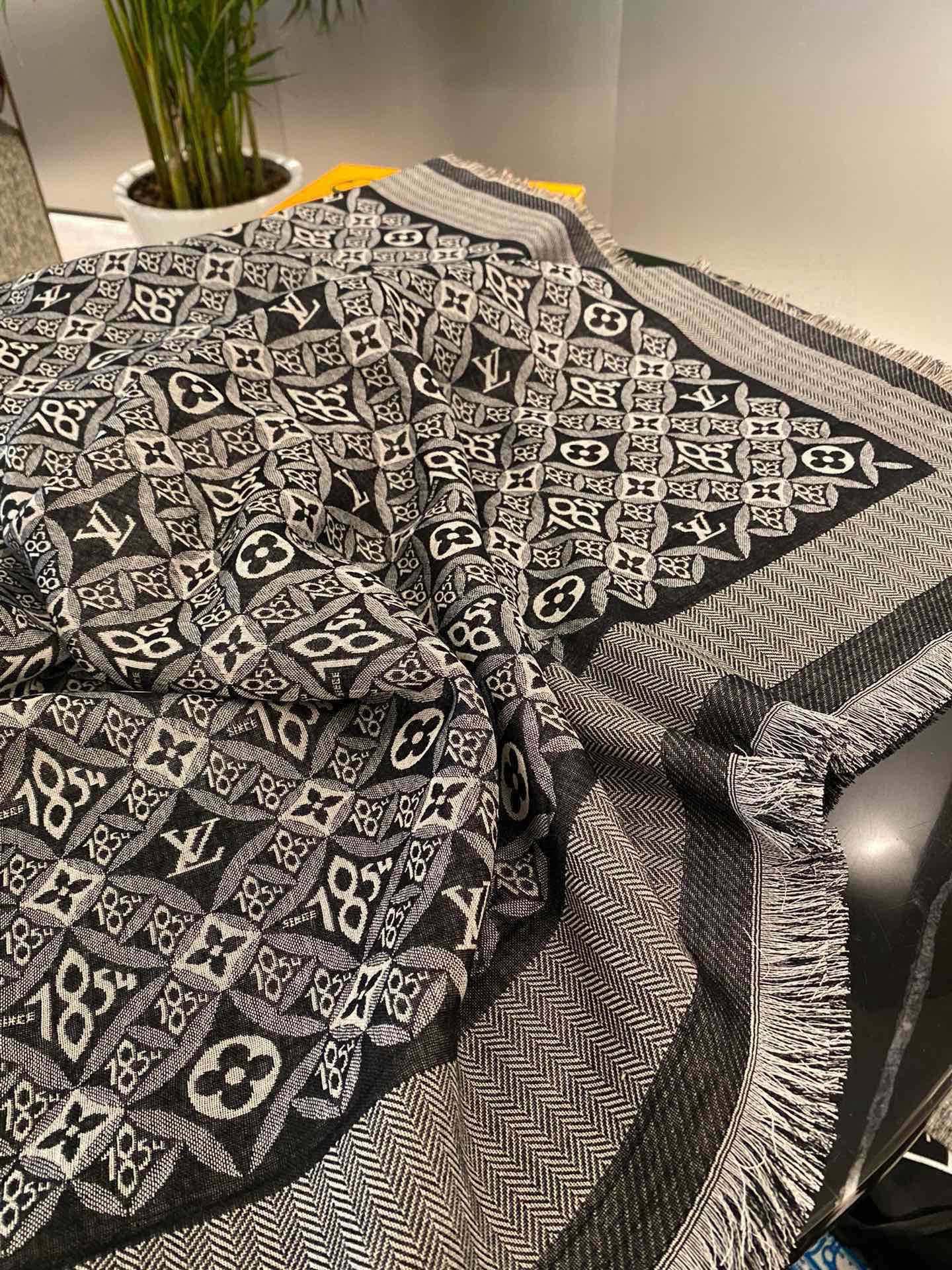 P【方巾】𝐋𝐨𝐮𝐢𝐬 𝐕𝐮𝐢𝐭𝐭𝐨𝐧 MONOGRAM 披肩Nicolas Ghesquière 令 S