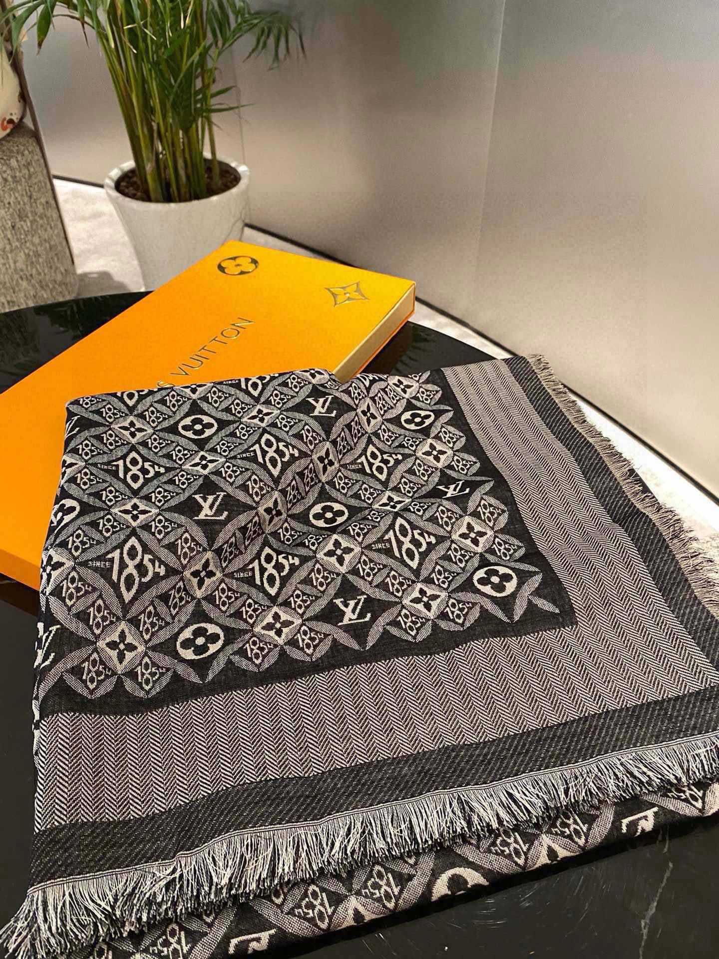 P【方巾】𝐋𝐨𝐮𝐢𝐬 𝐕𝐮𝐢𝐭𝐭𝐨𝐧 MONOGRAM 披肩Nicolas Ghesquière 令 S