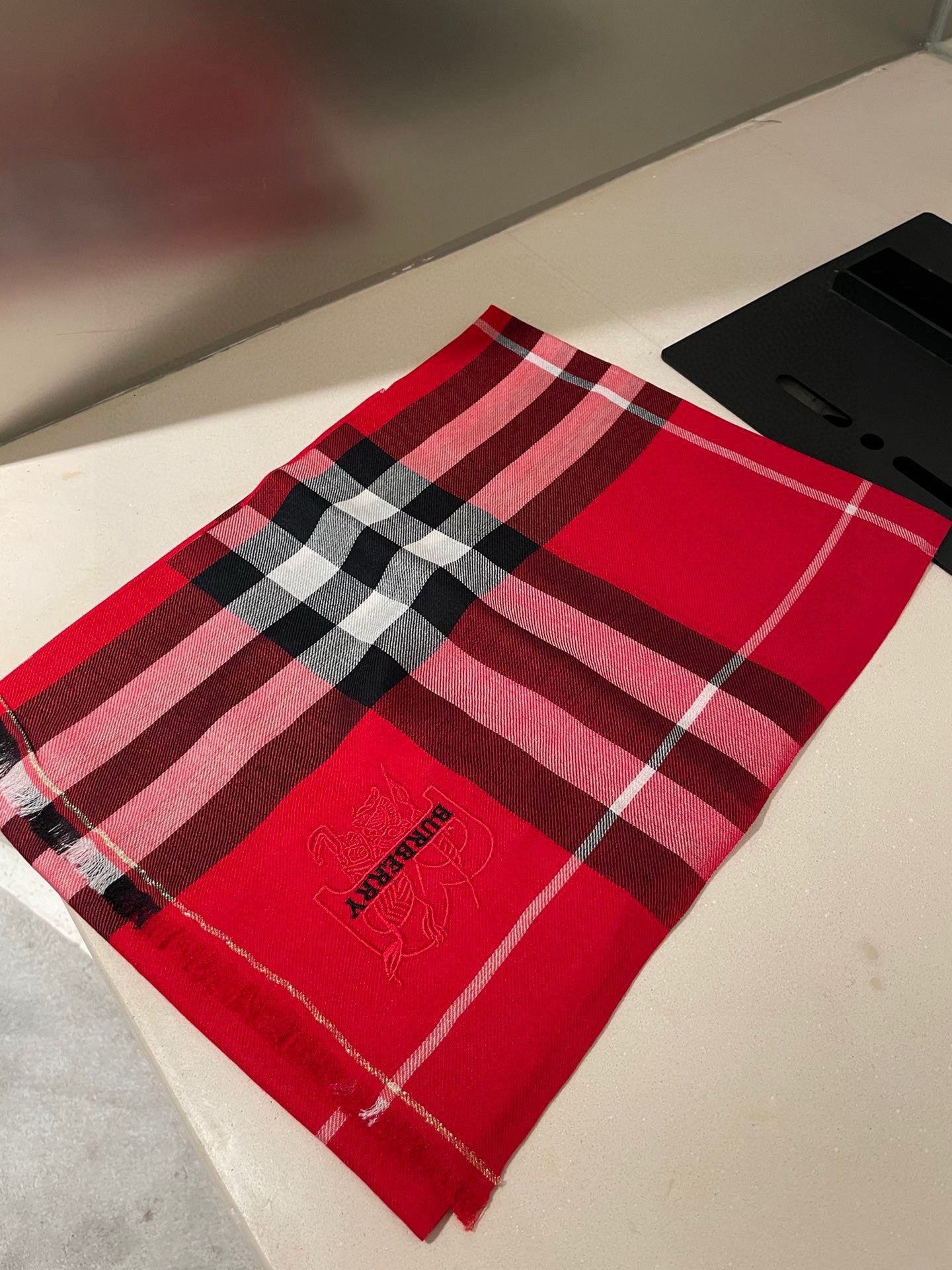 P 重磅推荐⚠️【顶级外单】🎀✨火爆N年的经典格，时潮人都有好几条巴宝莉围巾放在衣橱，一条小小的围巾其作