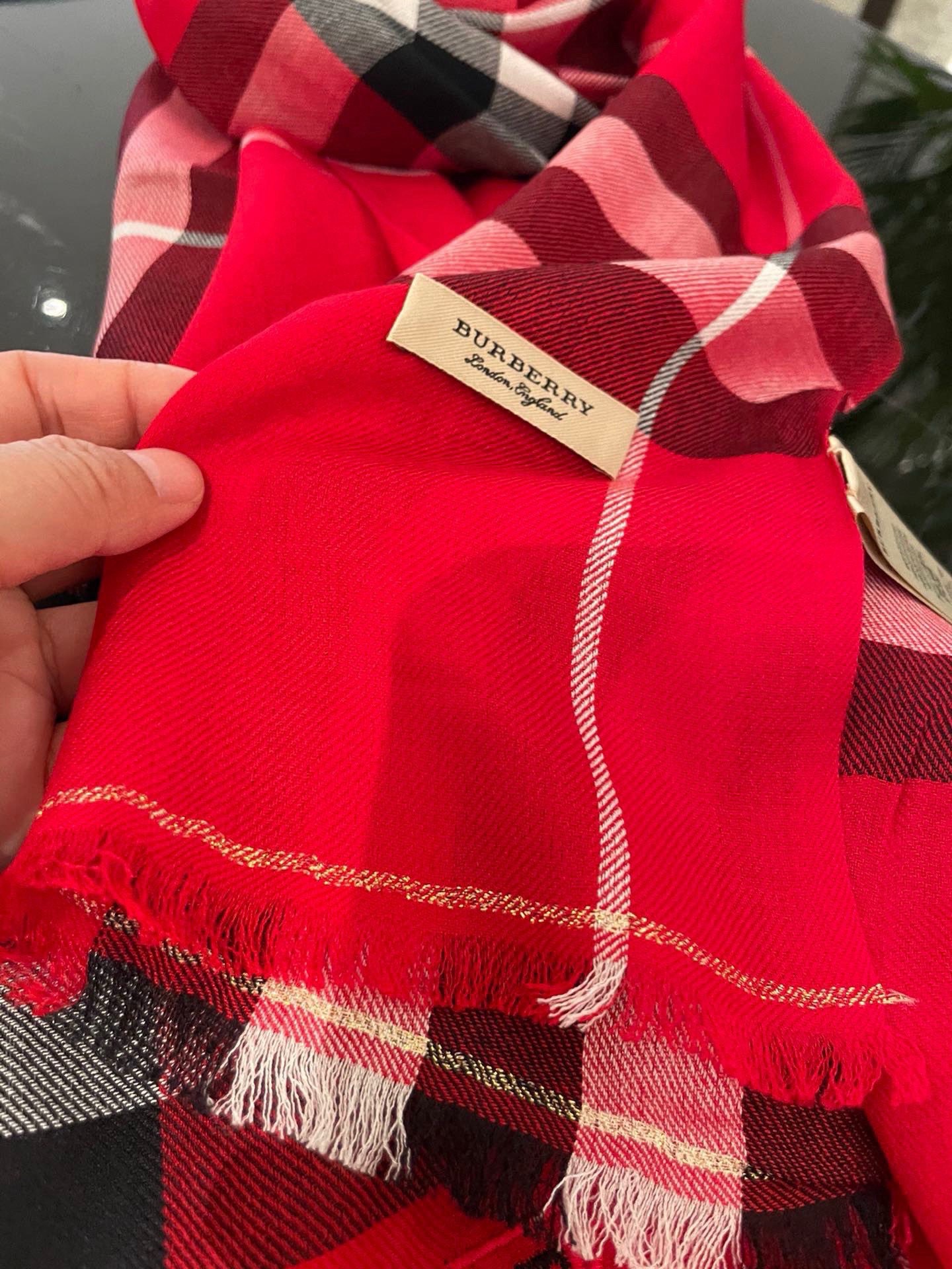 P 重磅推荐⚠️【顶级外单】🎀✨火爆N年的经典格，时潮人都有好几条巴宝莉围巾放在衣橱，一条小小的围巾其作