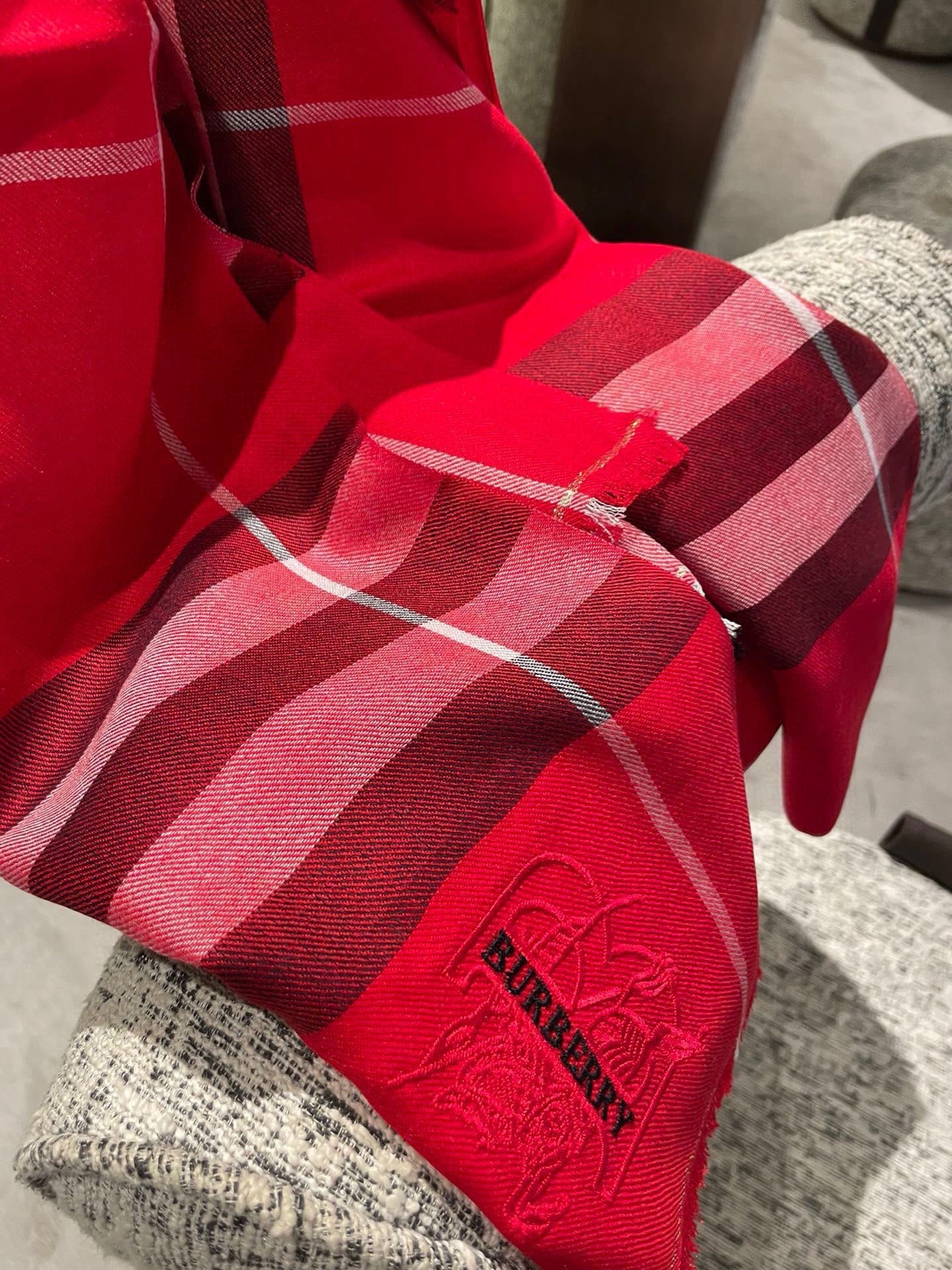 P 重磅推荐⚠️【顶级外单】🎀✨火爆N年的经典格，时潮人都有好几条巴宝莉围巾放在衣橱，一条小小的围巾其作