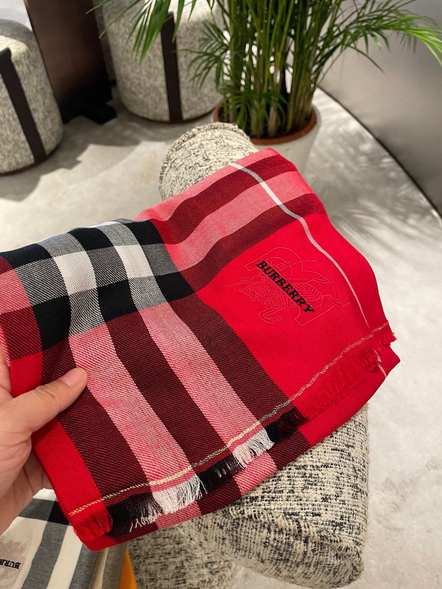 P 重磅推荐⚠️【顶级外单】🎀✨火爆N年的经典格，时潮人都有好几条巴宝莉围巾放在衣橱，一条小小的围巾其作