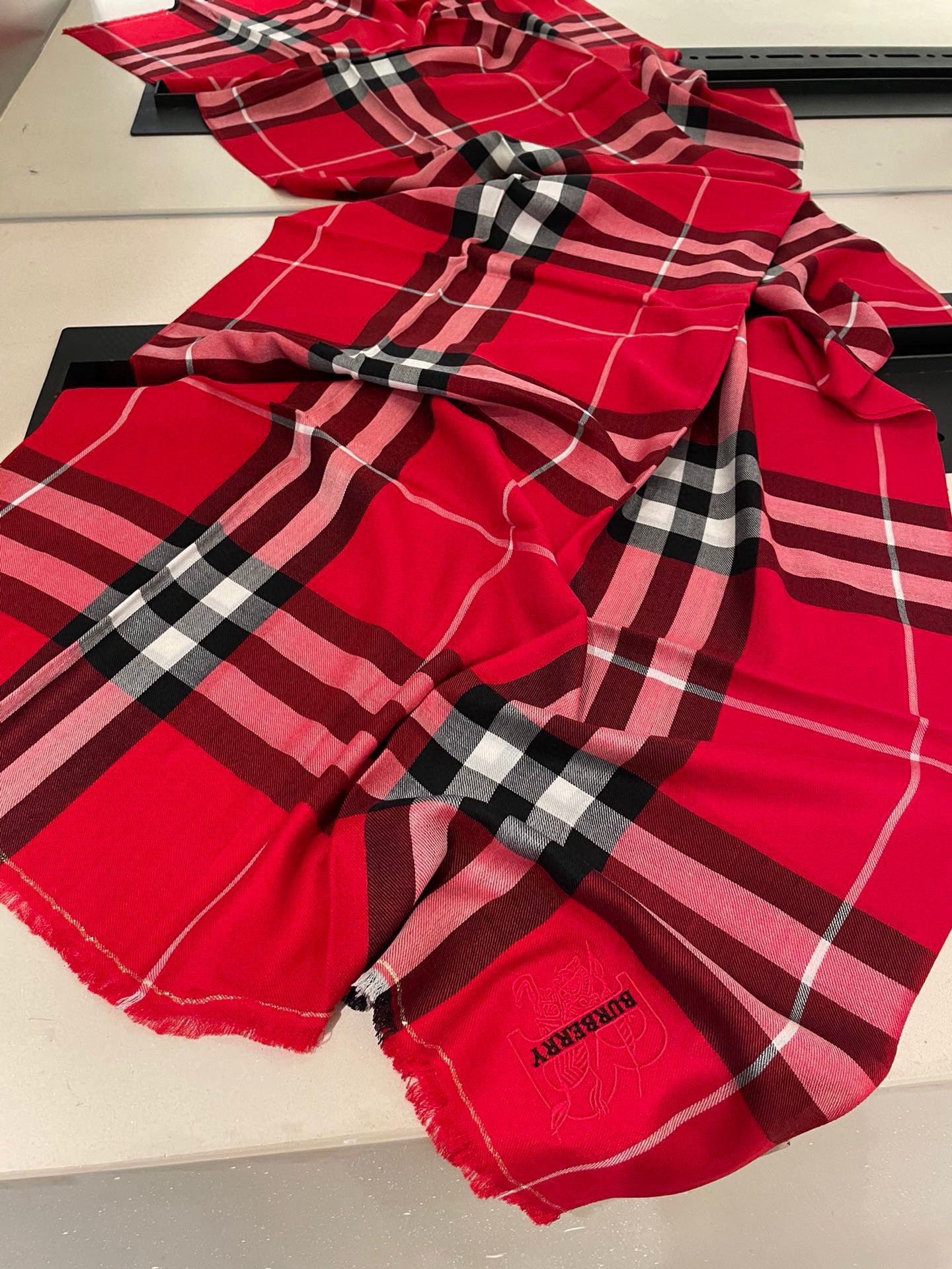 P 重磅推荐⚠️【顶级外单】🎀✨火爆N年的经典格，时潮人都有好几条巴宝莉围巾放在衣橱，一条小小的围巾其作