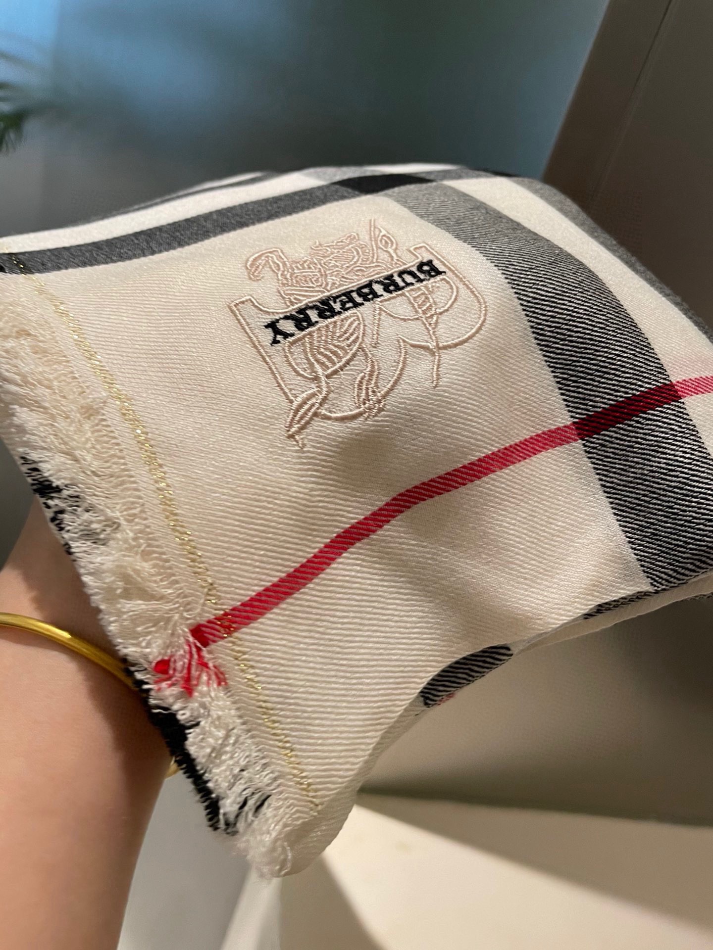 P 重磅推荐⚠️【顶级外单】🎀✨火爆N年的经典格，时潮人都有好几条巴宝莉围巾放在衣橱，一条小小的围巾其作