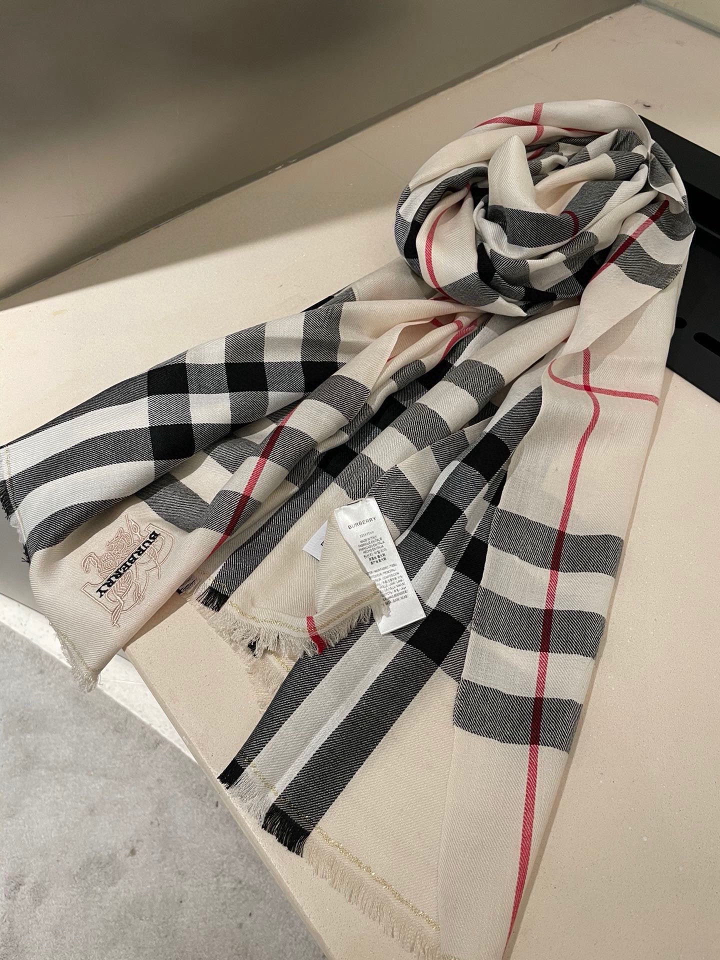 P 重磅推荐⚠️【顶级外单】🎀✨火爆N年的经典格，时潮人都有好几条巴宝莉围巾放在衣橱，一条小小的围巾其作