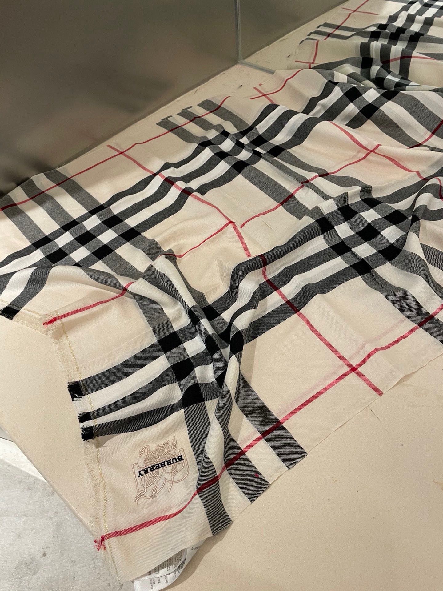 P 重磅推荐⚠️【顶级外单】🎀✨火爆N年的经典格，时潮人都有好几条巴宝莉围巾放在衣橱，一条小小的围巾其作