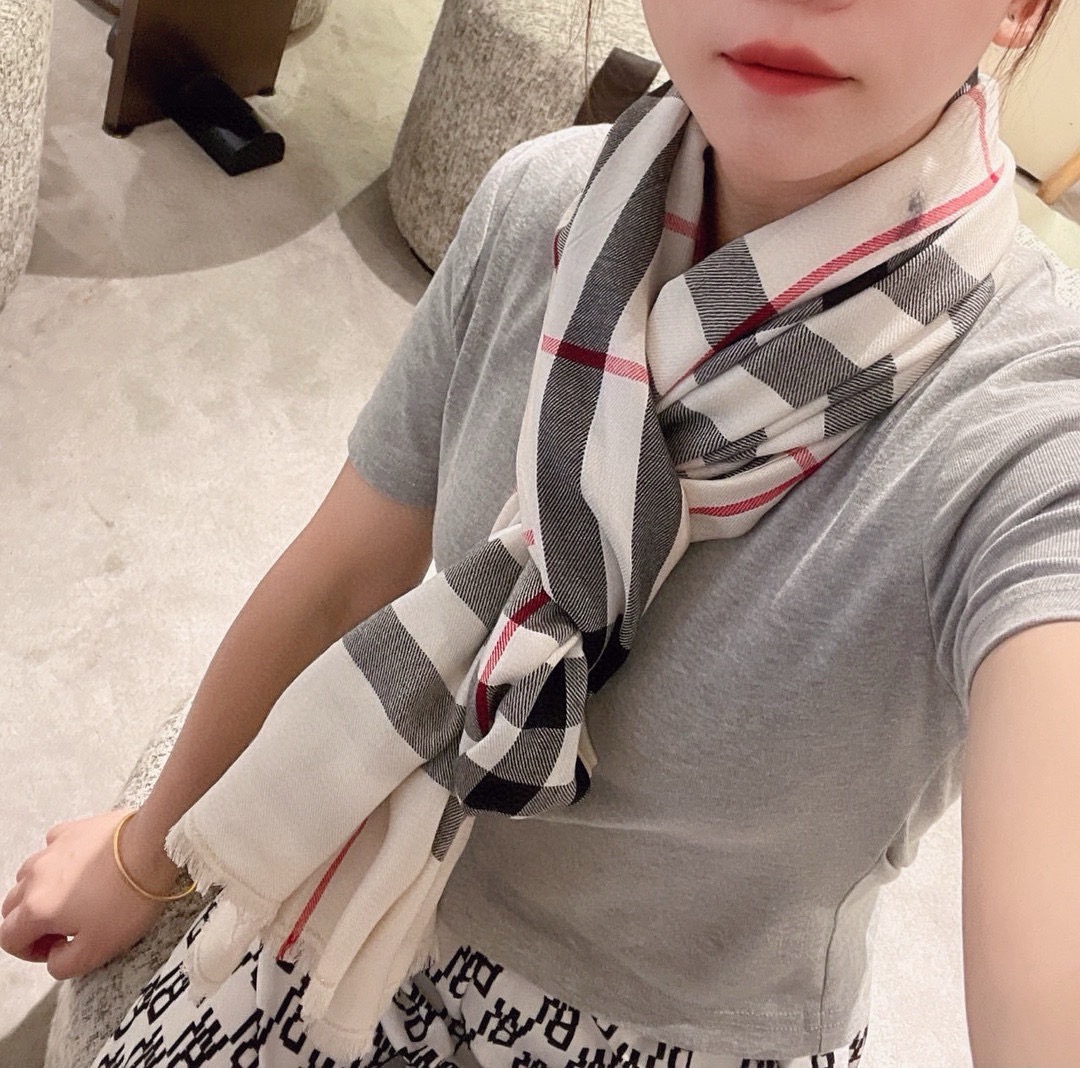 P 重磅推荐⚠️【顶级外单】🎀✨火爆N年的经典格，时潮人都有好几条巴宝莉围巾放在衣橱，一条小小的围巾其作