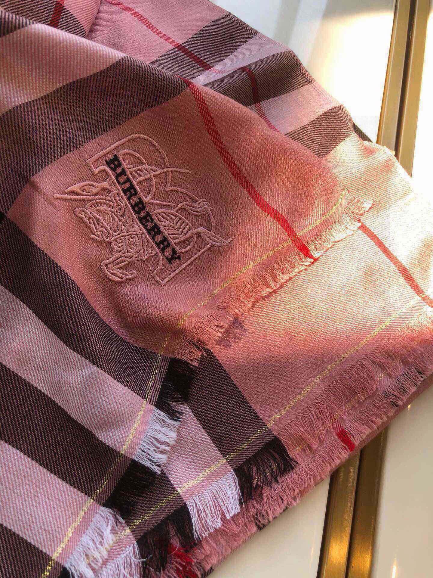 P 重磅推荐⚠️【顶级外单】🎀✨火爆N年的经典格，时潮人都有好几条巴宝莉围巾放在衣橱，一条小小的围巾其作