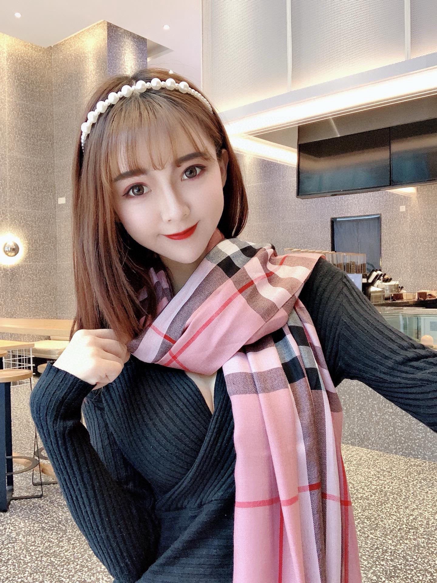 P 重磅推荐⚠️【顶级外单】🎀✨火爆N年的经典格，时潮人都有好几条巴宝莉围巾放在衣橱，一条小小的围巾其作