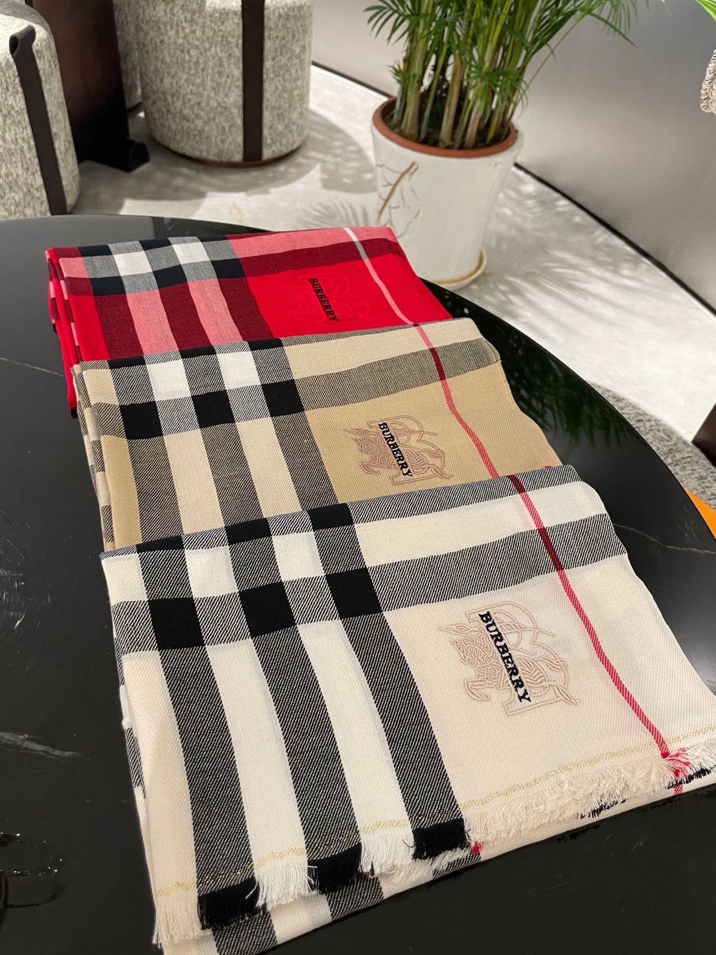 P 重磅推荐⚠️【顶级外单】🎀✨火爆N年的经典格，时潮人都有好几条巴宝莉围巾放在衣橱，一条小小的围巾其作