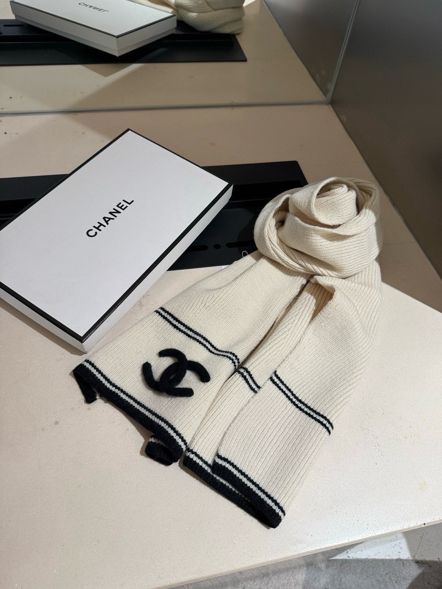 P王炸。 CHANEL 25B针织羊绒围巾，经典双C标志，米白配黑边、黑配粉边，深灰配米灰，配色高级又时