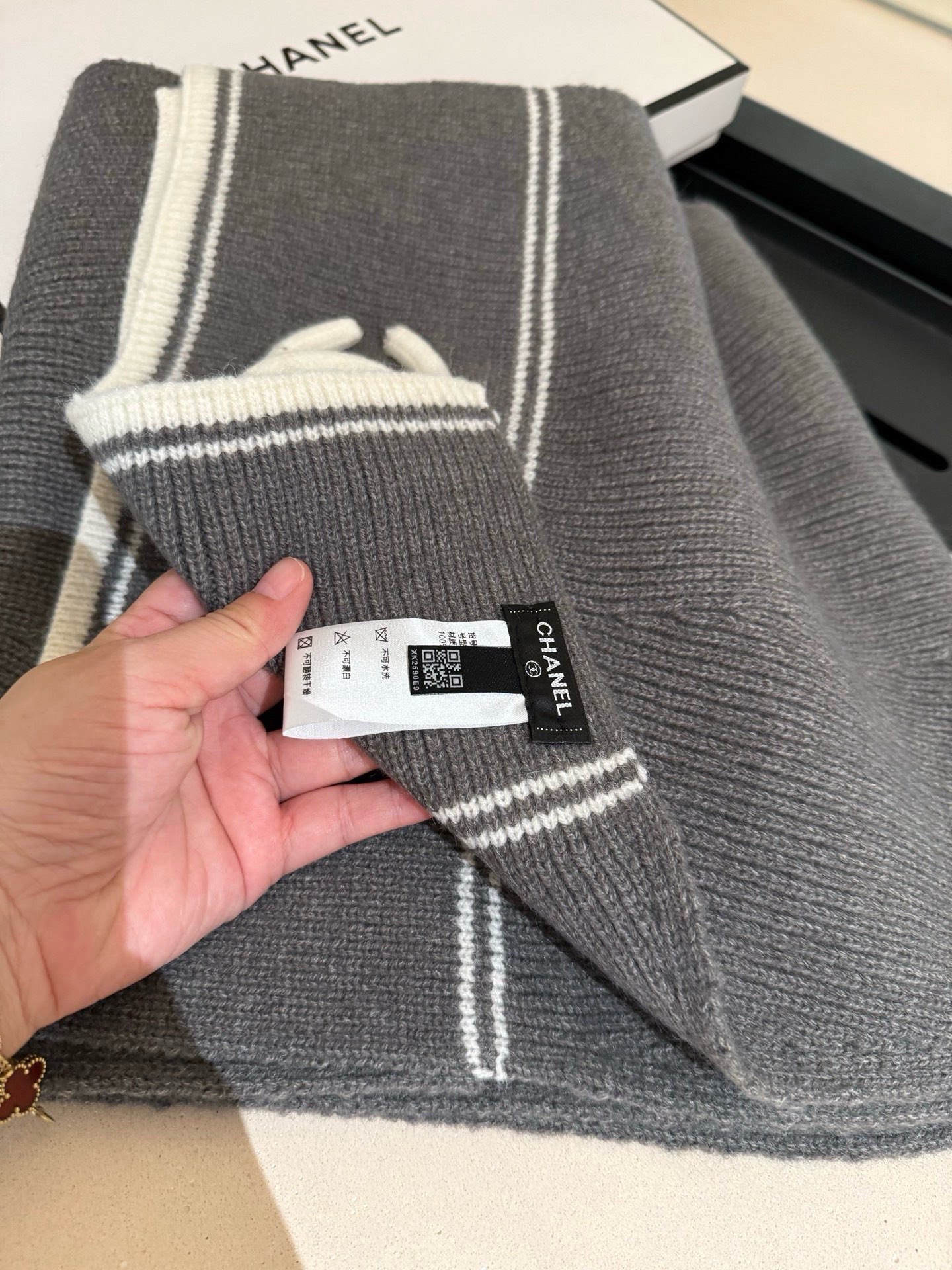 P王炸。 CHANEL 25B针织羊绒围巾，经典双C标志，米白配黑边、黑配粉边，深灰配米灰，配色高级又时