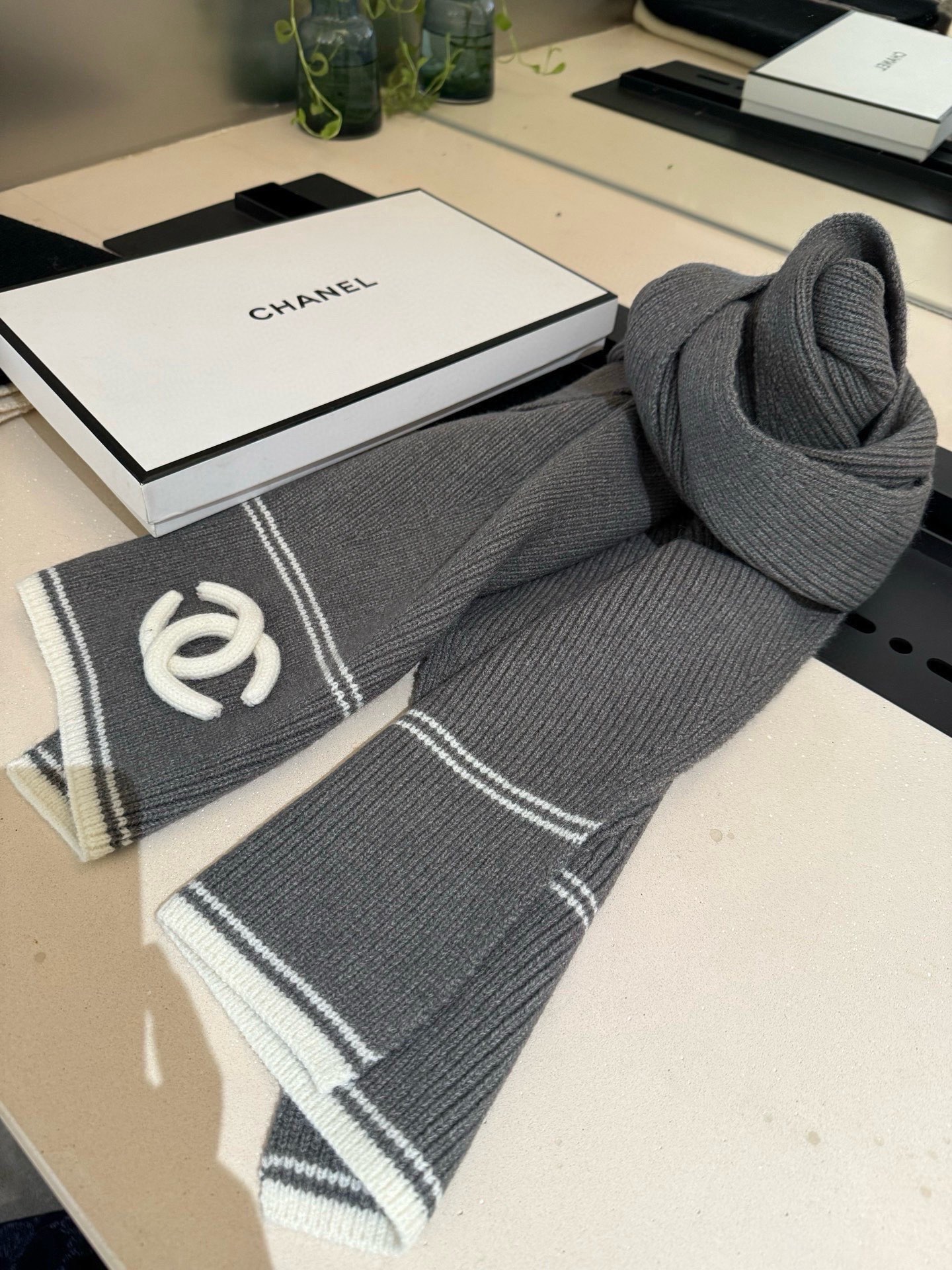 P王炸。 CHANEL 25B针织羊绒围巾，经典双C标志，米白配黑边、黑配粉边，深灰配米灰，配色高级又时