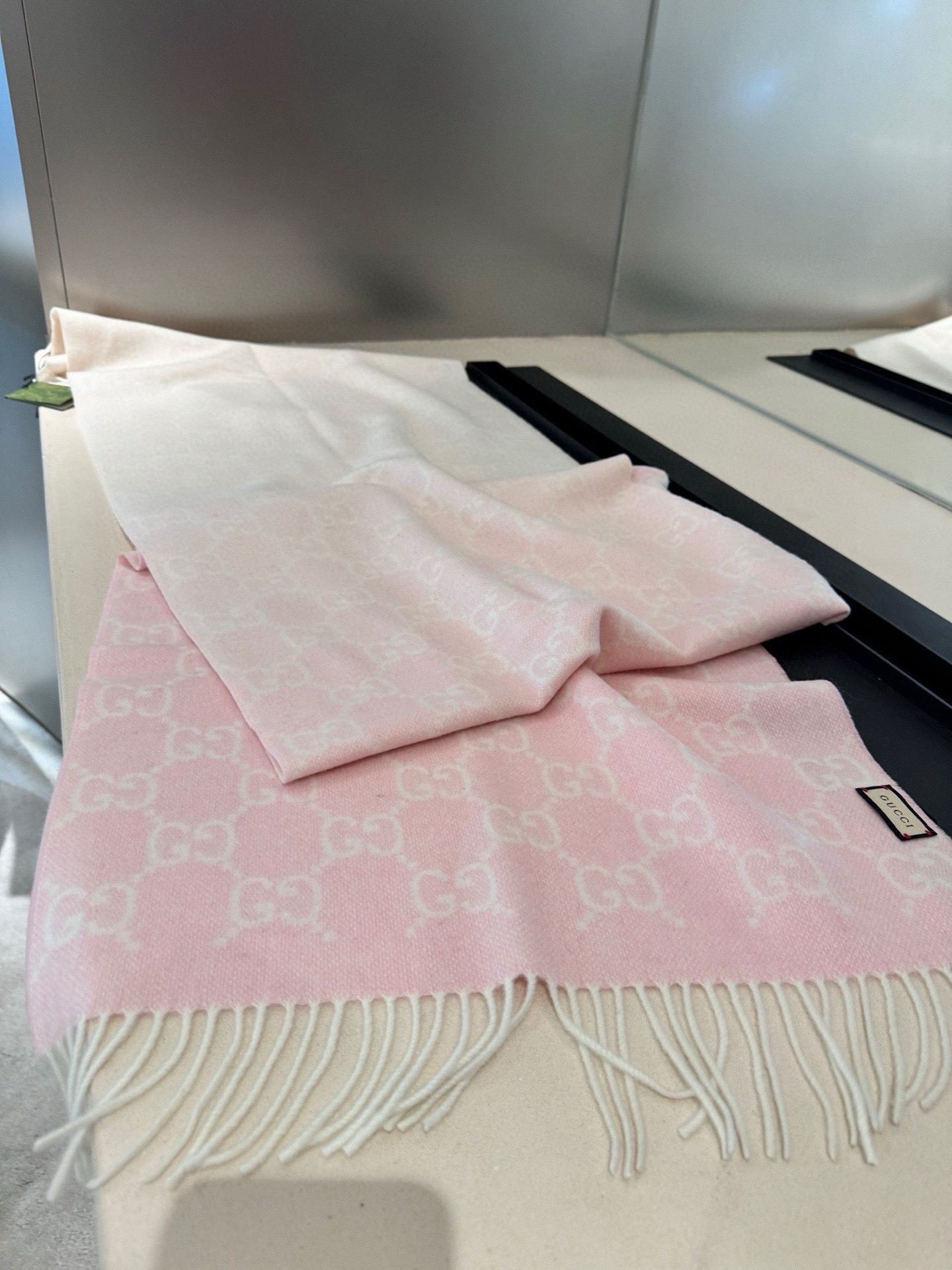 PGUCCI（古奇）完美渐变！最新双面两用围巾！各种穿衣风格都可以和她碰撞出别样的上身效果！GG标识作为