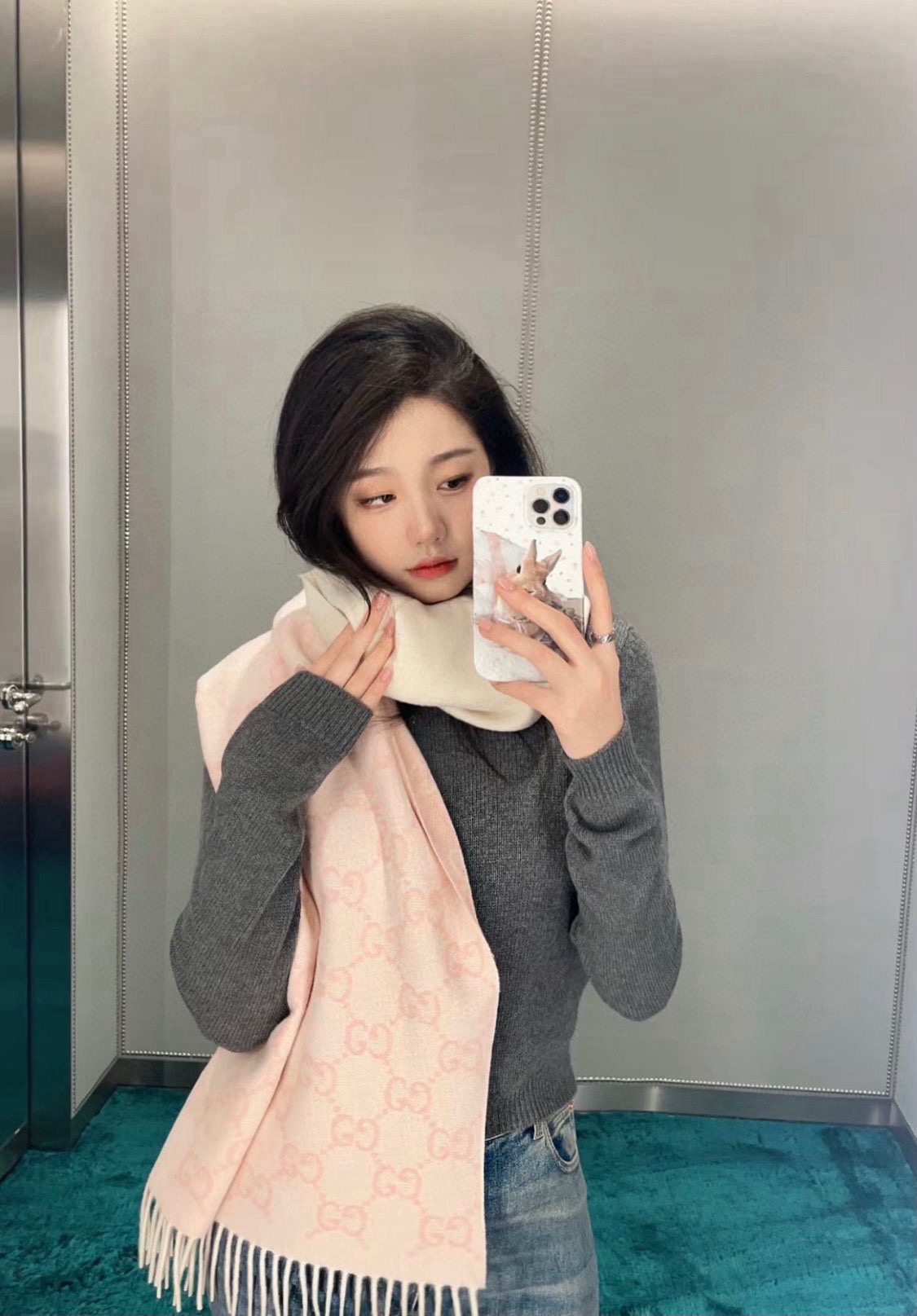 PGUCCI（古奇）完美渐变！最新双面两用围巾！各种穿衣风格都可以和她碰撞出别样的上身效果！GG标识作为