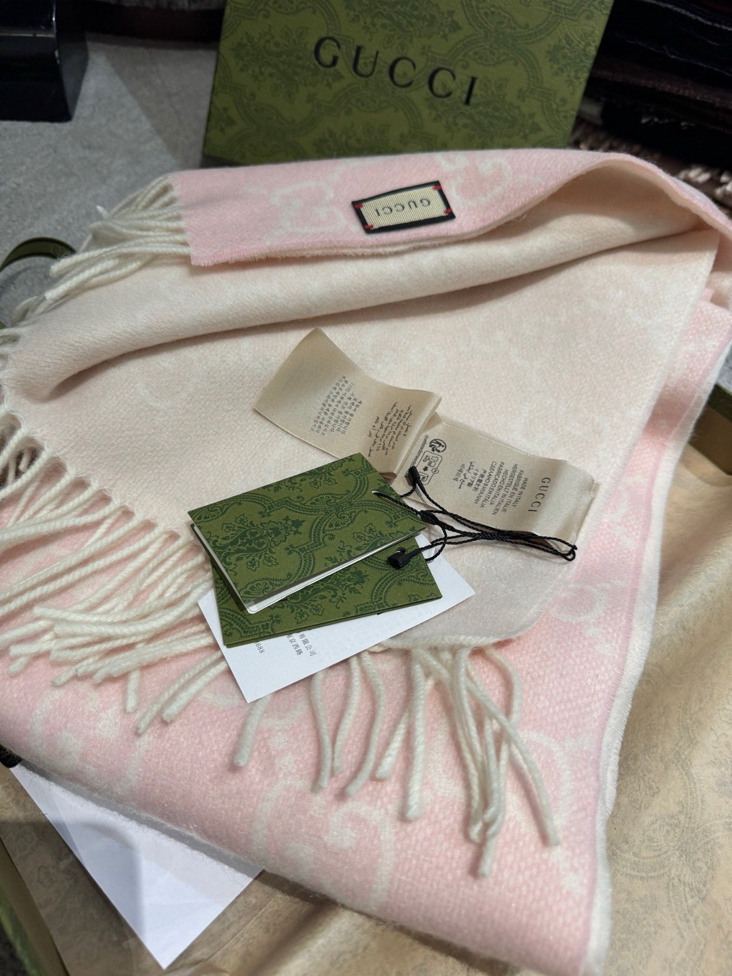 PGUCCI（古奇）完美渐变！最新双面两用围巾！各种穿衣风格都可以和她碰撞出别样的上身效果！GG标识作为