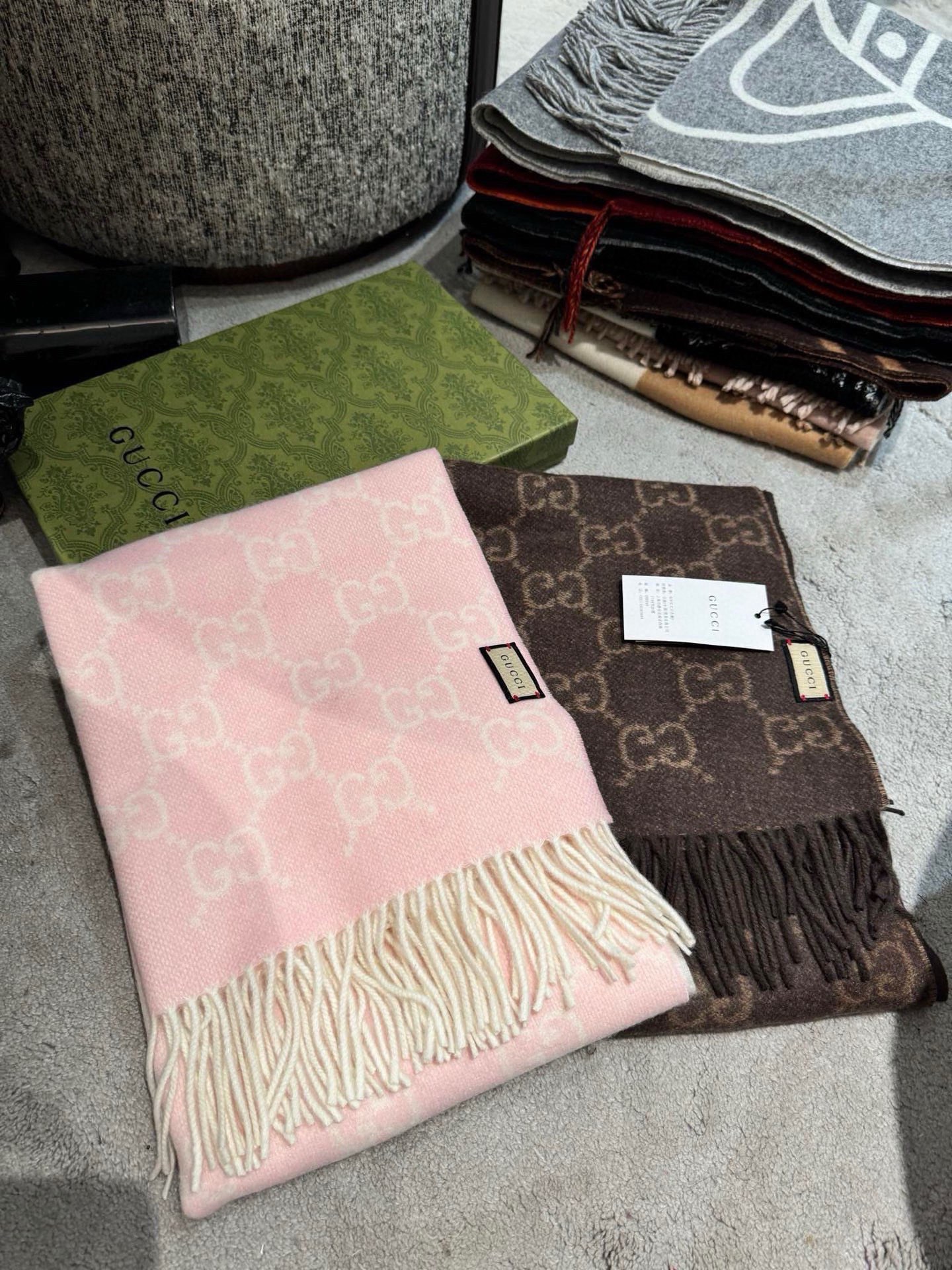 PGUCCI（古奇）完美渐变！最新双面两用围巾！各种穿衣风格都可以和她碰撞出别样的上身效果！GG标识作为