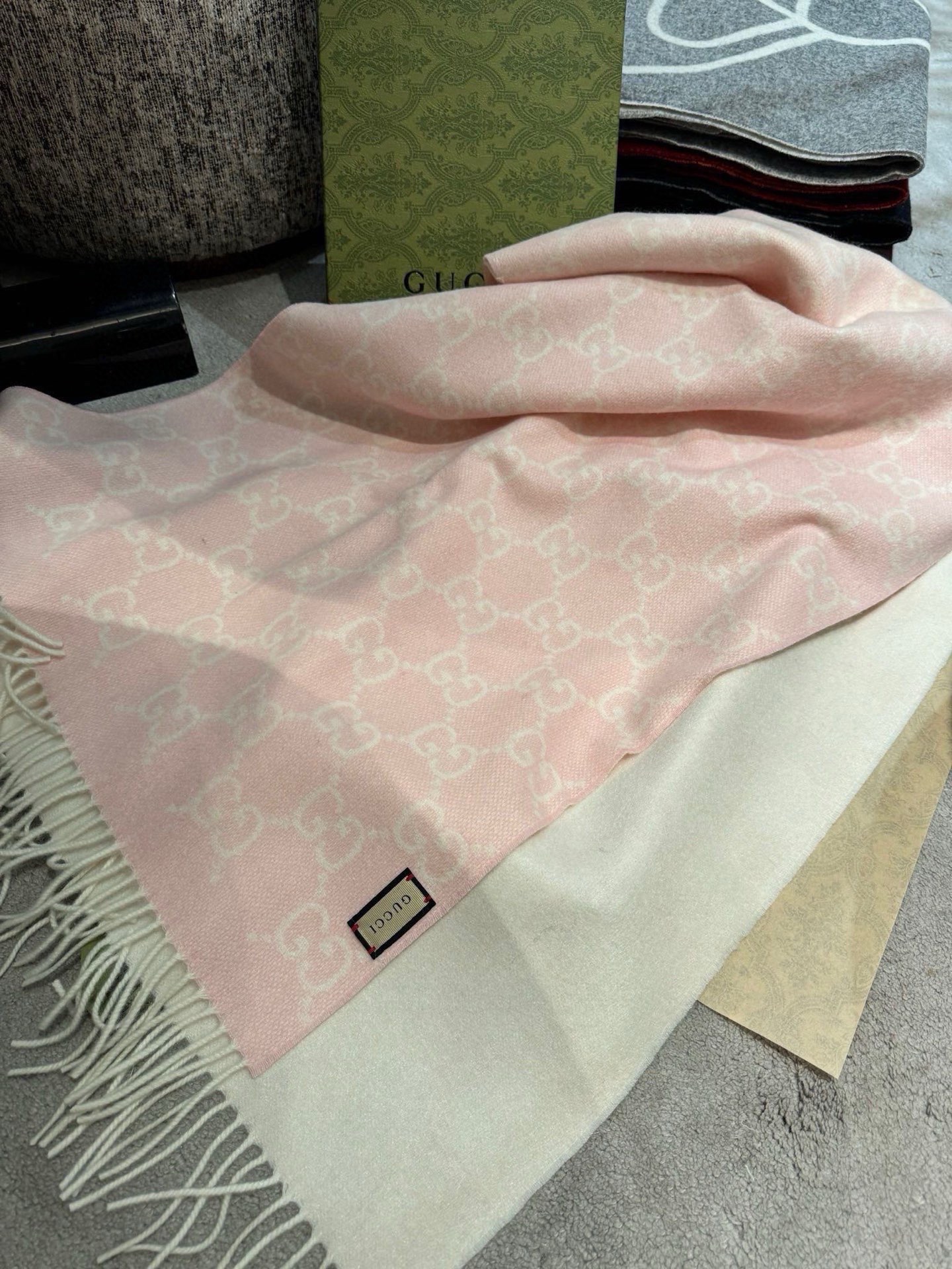 PGUCCI（古奇）完美渐变！最新双面两用围巾！各种穿衣风格都可以和她碰撞出别样的上身效果！GG标识作为