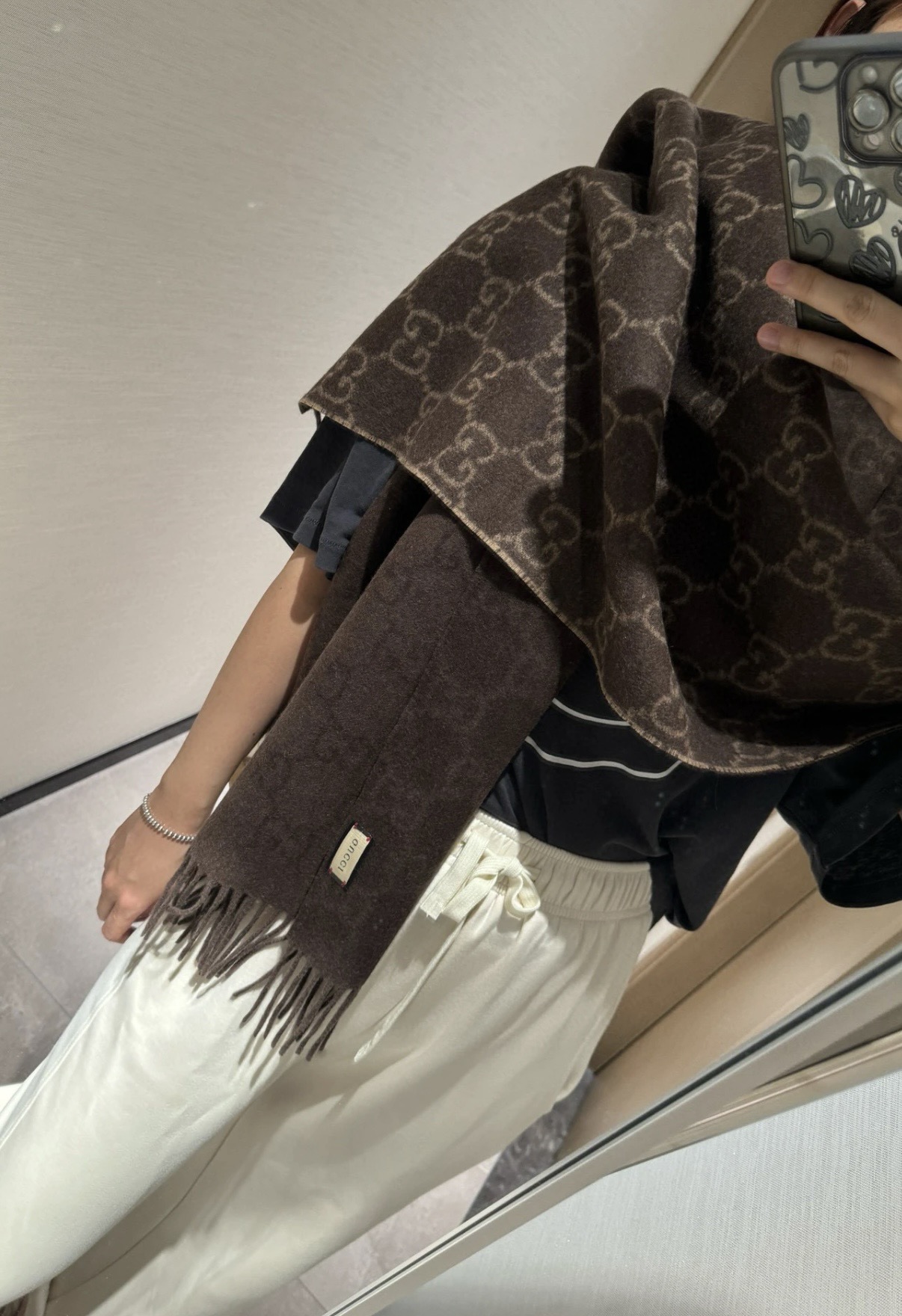 PGUCCI（古奇）完美渐变！最新双面两用围巾！各种穿衣风格都可以和她碰撞出别样的上身效果！GG标识作为