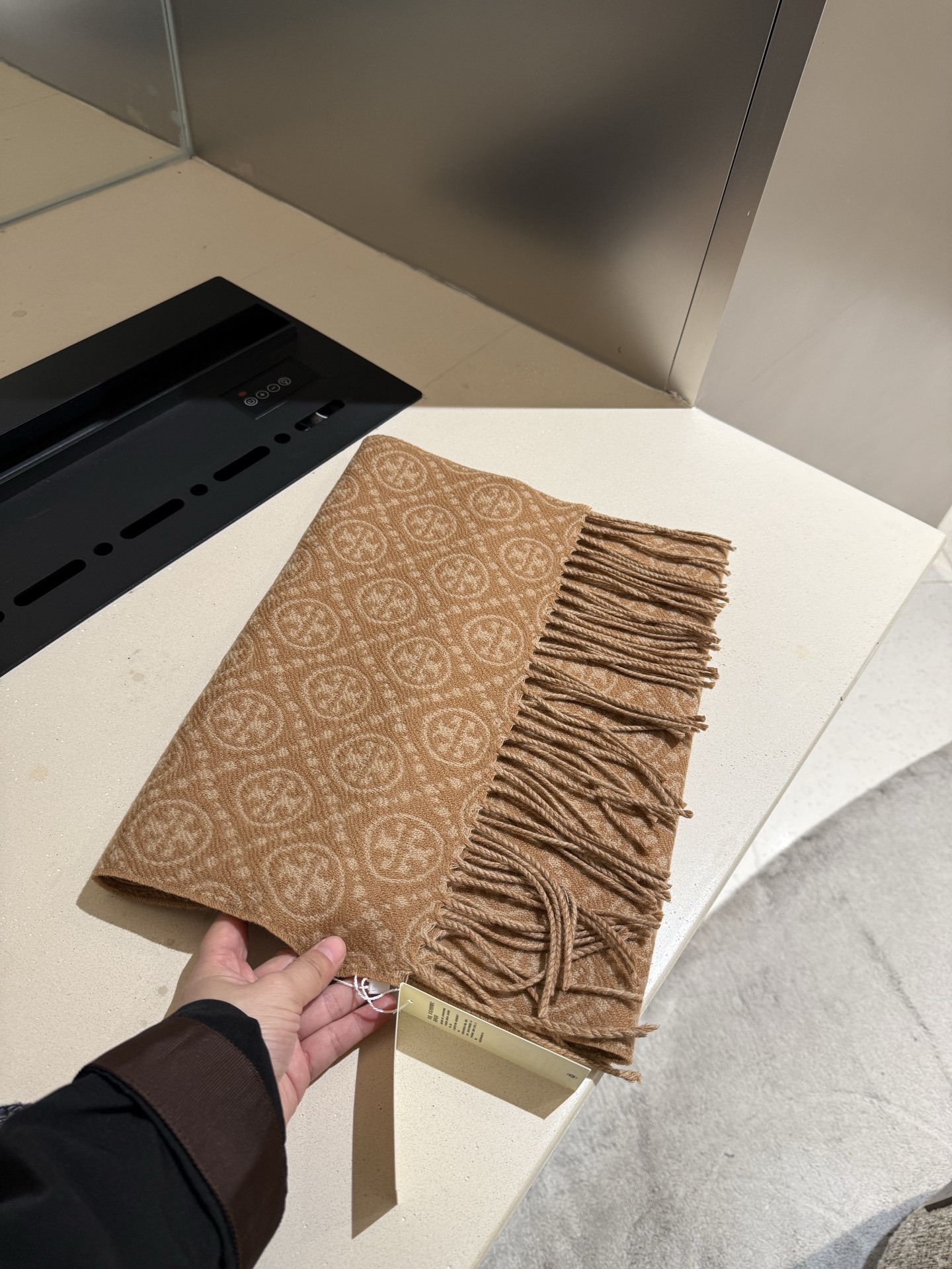 P💫TORY BURCH T MONOGRAM提花大号长围巾，秋冬必备时尚单品。👉双面设计，提花针织，两