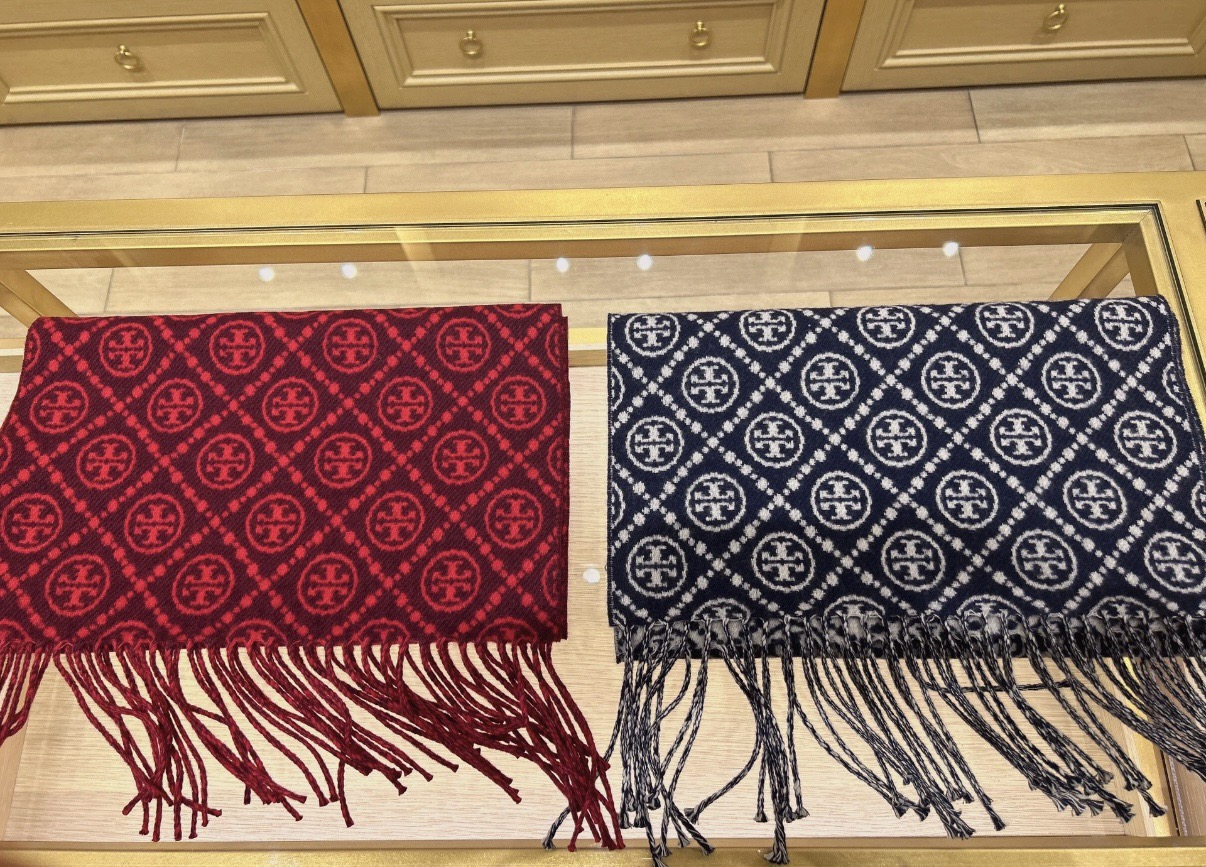 P💫TORY BURCH T MONOGRAM提花大号长围巾，秋冬必备时尚单品。👉双面设计，提花针织，两
