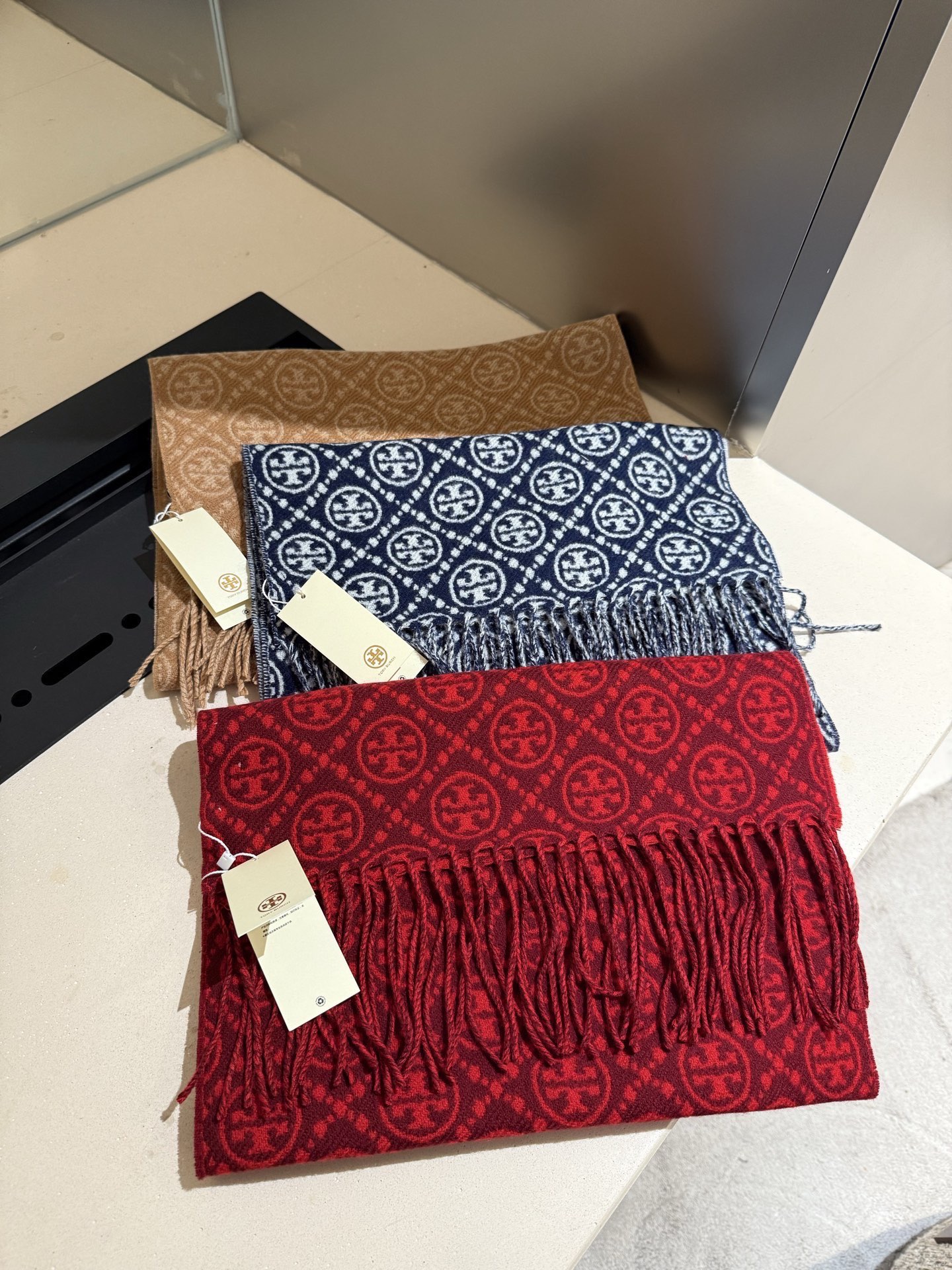 P💫TORY BURCH T MONOGRAM提花大号长围巾，秋冬必备时尚单品。👉双面设计，提花针织，两