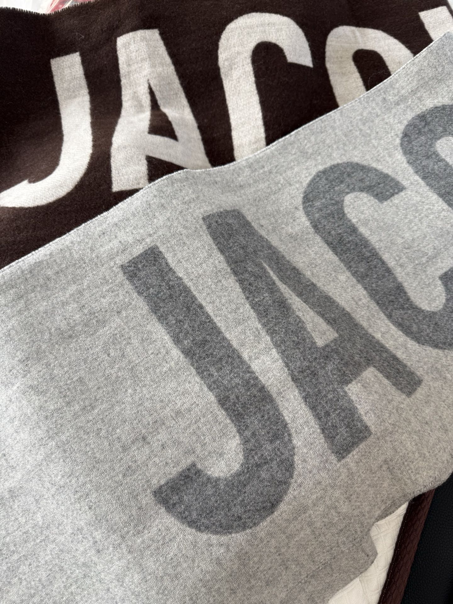 PJacquemus 双面围巾❗今年真的被疯狂种草 今年冬天就非宠这条 好看的要疯掉了，太有型太有魅力了