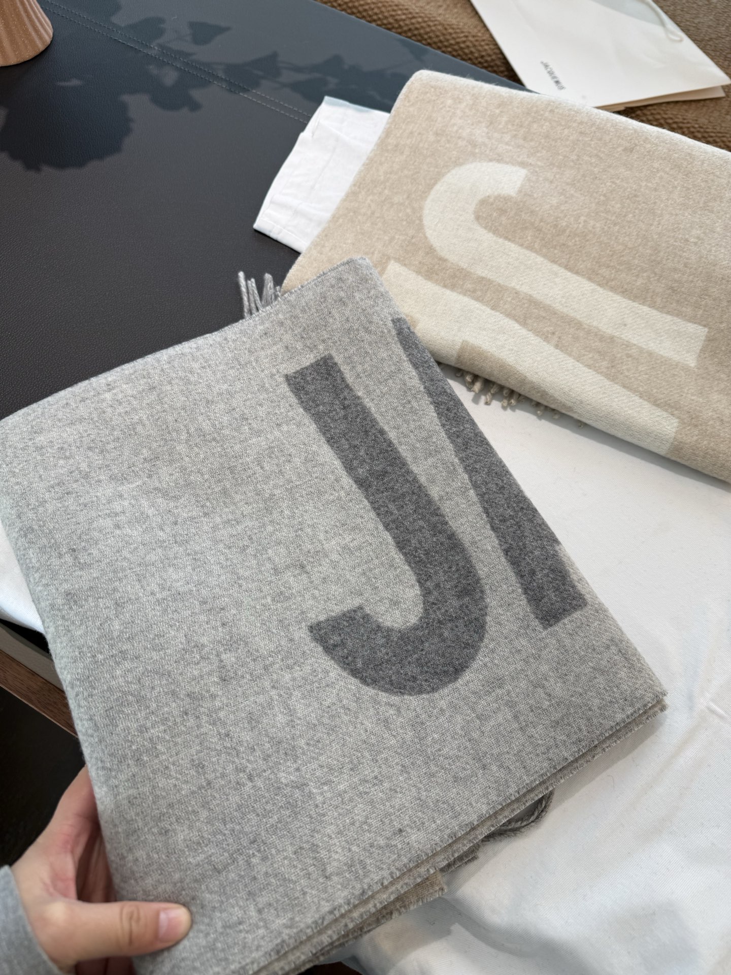 PJacquemus 双面围巾❗今年真的被疯狂种草 今年冬天就非宠这条 好看的要疯掉了，太有型太有魅力了